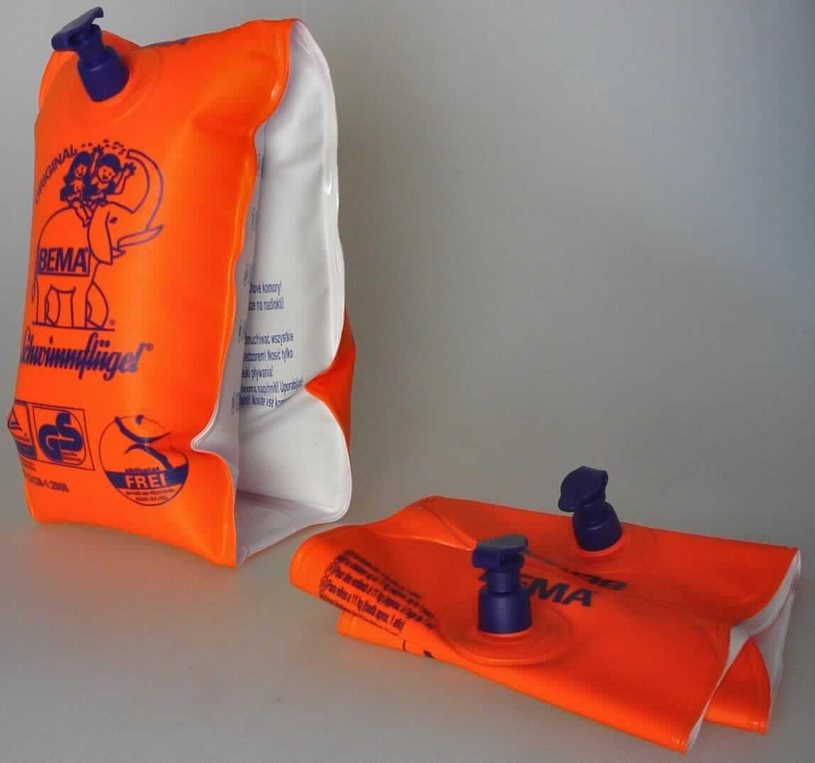 Es handelt sich um ein Paar aufblasbare, orangefarbene Schwimmringe mit je zwei Luftkammern und je einem Ventil. Die Schwimmringe aus Kunststoff sind mit Warnhinweisen bedruckt und werden von Kindern mit einem Gewicht  von 11 bis 30 kg (ca. 1 bis 6 Jahre) um die Arme getragen, damit sie sich im flachen Bereich über Wasser halten können. Sie bieten keinen Sicherheitsschutz und sind nicht zur Rettung geeignet.

Das Schwimmflügelpaar ist in einem bedruckten Pappkarton für den Einzelverkauf verpackt.

Die Ware ist als "Ausrüstungsgegenstand für den Wassersport" einzureihen.