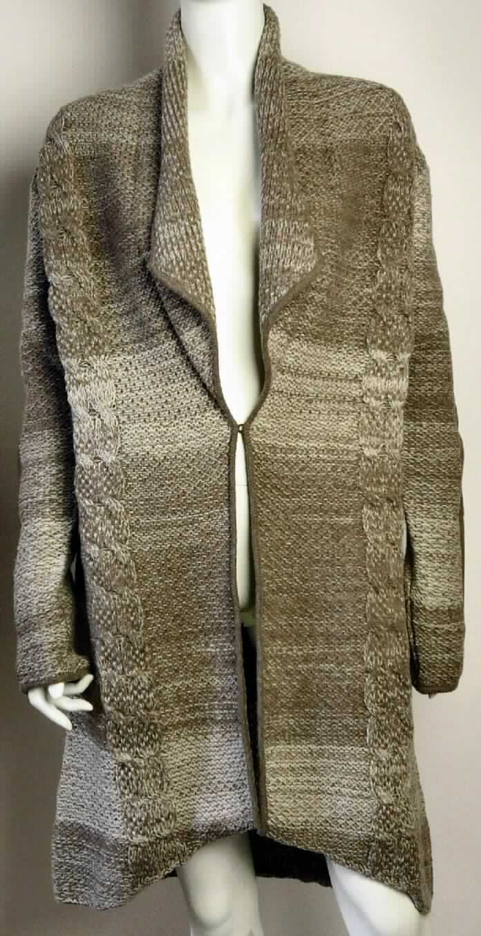 Andere Kleidung, sog. Sarina Cardigan, Artikel W04060, Größe S, Foto siehe Anlage,
- aus ca. 2,8 mm dicken, buntgestrickten, musterbildenden Gestricken aus lt. Antrag 100 % Merinowolle, 
- ungefüttert,
- über die Mitte der Oberschenkel hinausreichend (Rückenlänge: ca. 97 cm), vorn bogenförmig und ca. 9 cm 
  kürzer gearbeitet; bedeckt nicht nur den Oberkörper (somit u. a. keine Kleidung der Positionen 6110 und 6104),
- mit einem Umlegekragen,
- vorn mit einer durchgehenden Öffnung, etwa in Taillenhöhe mit einem von rechts auf links schließenden 
  Haken- und Ösenverschluss (Frauenkleidung), 
- mit langen Ärmeln, mit jeweils einem aufgesetzten, ca. 8 cm breiten Streifen aus mit einer Kunststofflage 
  (geprägte Kunststofffolie, kein Zellkunststoff) versehenen Geweben der Position 5903 (Lederimitat),
- an den Rändern (außer am unteren Rand) mit einer Randeinfassung aus glatten Gewirken,
- am unteren Rand abgepasst gewirkt,
- wird u. a. aufgrund des Materials und der Ausstattung (nur ein Haken-und Ösenverschluss) nicht über jeder 
  anderen Kleidung zum Schutz gegen das Wetter getragen, somit kein Mantel der Position 6102.

"Kleidung, andere als in den Positionen 6101 bis 6113 genannte, aus Gestricken, aus Wolle"