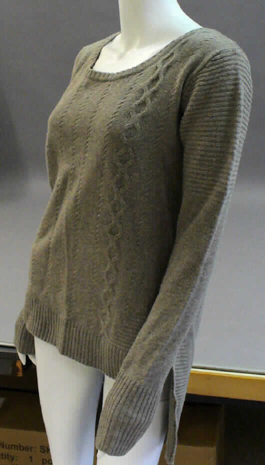 Andere Kleidung, sog. Lake Fyans Pullover, Artikel W04066, Größe S, Foto siehe Anlage,
- aus ca. 1,5 mm dicken, nicht leichten, buntgewirkten, musterbildenden Gewirken (melierte Garne) aus 
  laut Antrag 100 % Merinowolle,
- mit einem leicht halsfernen, runden Halsausschnitt,
- über den Schritt reichend (Rückenlänge: ca. 77 cm), vorn ca. 13 cm kürzer gearbeitet,
- mit langen Ärmeln, 
- hinten mit einer durchgehenden Öffnung mit Reißverschluss (somit keine Ware der Position 6110), 
  am Schiebekörper des Reißverschlusses mit einem geflochtenen, ca. 19,5 cm langen Band; verziert 
  mit zwei Perlen aus augenscheinlich unedlem Metall,
- am unteren, nicht verengenden Rand und an den Ärmelenden abgepasst, gerippt gewirkt; mit ca. 8 cm 
  hochreichenden Seitenschlitzen.

"Kleidung, andere als in den Positionen 6101 bis 6113 genannte, aus Gewirken, aus Wolle"