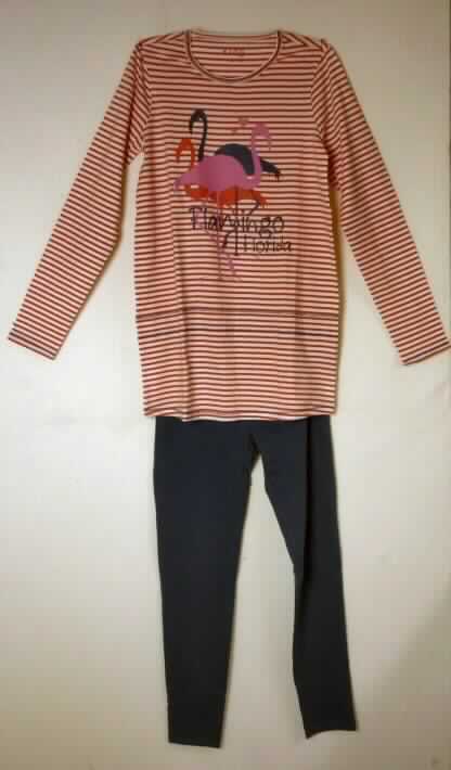 Zweiteilige Zusammenstellung, bestehend aus einem T-Shirt und einer langen Hose, sog. Mädchen Pyjama P.68702, Größe 146 - 152, Foto siehe Anlage, 
- gemeinsam in einem Polybeutel verpackt, 
- kein Schlafanzug, da die Kleidungsstücke nach ihren objektiven Merkmalen (insbesondere nach Schnitt, 
  Ausstattung und Gesamteindruck) unterschiedslos im Bett oder an anderen Orten getragen werden können und 
  daher nicht dazu bestimmt sind, ausschließlich oder im Wesentlichen als Nachtkleidung getragen zu werden, 
- keine Kombination, u.a. weil ein Kleidungsstück der Position 6109 (T-Shirt) nicht als Bestandteil einer 
  Kombination zugelassen ist, 
- T-Shirt:
-- aus ca. 0,6 mm dicken, buntgewirkten Gewirken aus laut Antrag 100 % Baumwolle, 
-- über den Schritt reichend (Rückenlänge: ca. 69,5 cm); kann aufgrund der Länge nicht ohne ein weiteres, den 
   Unterkörper bedeckendes Kleidungsstück getragen werden (somit kein Kleid),
-- ohne Öffnung und ohne Verschluss,
-- mit langen, enganliegenden Ärmeln, 
-- vorn mit einem Aufdruck verziert, 
-- am unteren Rand und an den Ärmelenden durch Umschlagen und Festnähen gesäumt. 

"T-Shirt aus Gewirken, aus Baumwolle"