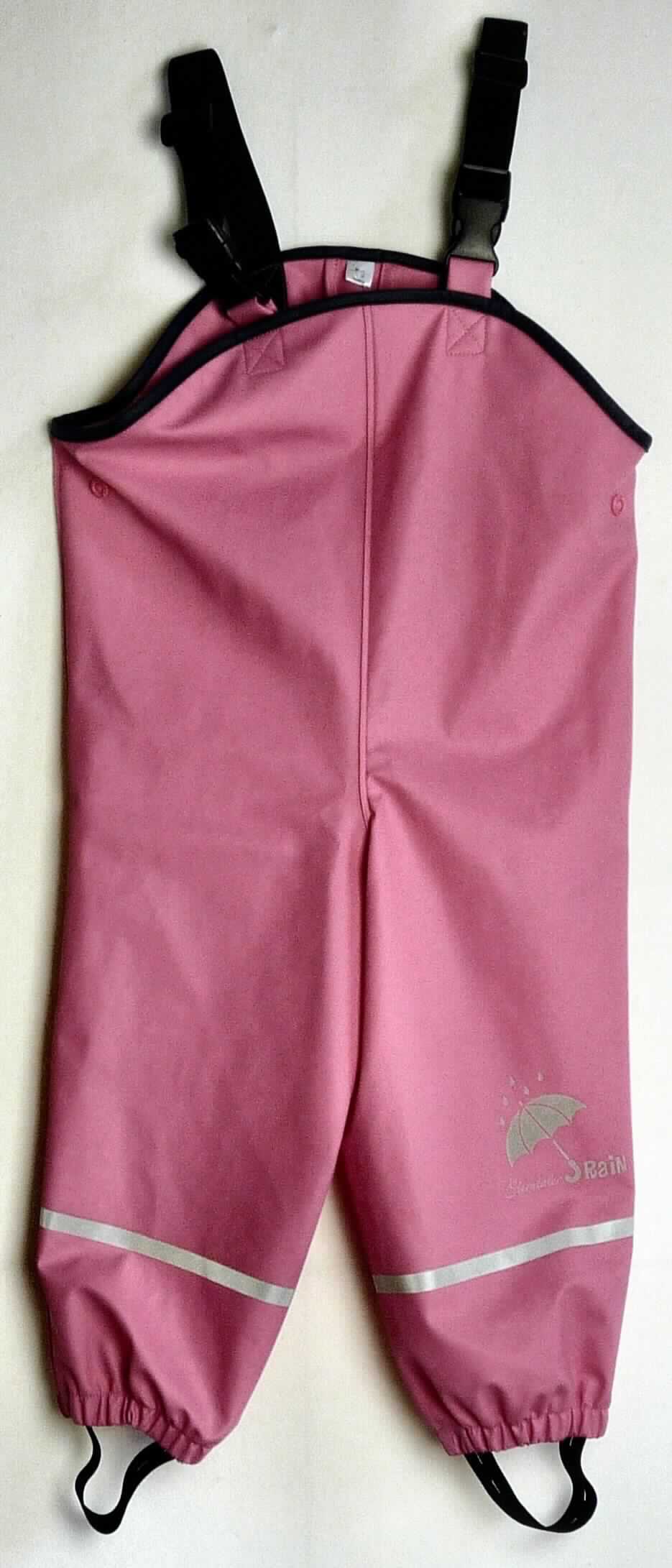 Latzhose, sog. Regenhose, Art. 5651435, Größe 86, Foto siehe Anlage,
- aus ca. 0,4 mm dicken, einseitig (Außenseite) mit einer Kunststofffolie (kein Zellkunststoff) versehenen 
  Gewirken der Position 5903 aus lt. Antrag 100 % Polyester (synthetische Chemiefasern), u. a. daher keine 
  Ware der Position 6210,
- mit einem Vorder- und Rückenlatz mit elastischen, längenverstellbaren Trägern mit Schnappverschlüssen,
- ohne Öffnung und ohne Verschluss, 
- mit knöchellangen Hosenbeinen mit elastisch verengten Abschlüssen und elastischen Stegen,
- für Kleinkinder mit einer Körpergröße von bis zu 86 cm bestimmt (daher keine Ware der Position 6113).

"Kleidung für Kleinkinder, aus Gewirken, aus synthetischen Chemiefasern"