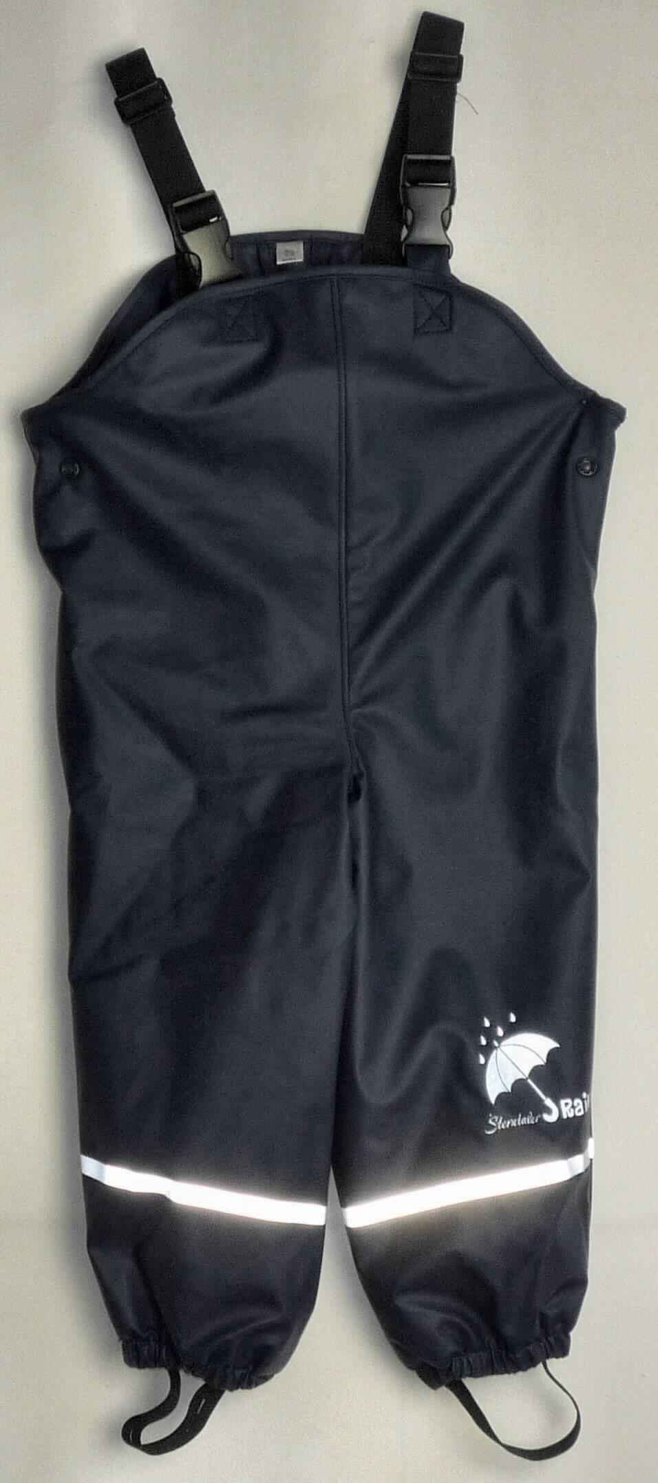 Latzhose, sog. Regenhose, Art. 5651445, Größe 86, Foto siehe Anlage,
- aus ca. 0,4 mm dicken, einseitig (Außenseite) mit einer Kunststofffolie (kein Zellkunststoff) versehenen 
  Gewirken der Position 5903 aus lt. Antrag 100 % Polyester (synthetische Chemiefasern), u. a. daher 
  keine Ware der Position 6210,
- gefüttert,
- mit einem Vorder- und Rückenlatz mit elastischen, längenverstellbaren Trägern mit Schnappverschlüssen,
- ohne Öffnung und ohne Verschluss, 
- mit knöchellangen Hosenbeinen mit elastisch verengten Abschlüssen und elastischen Stegen,
- für Kleinkinder mit einer Körpergröße von bis zu 86 cm bestimmt (daher keine Ware der Position 6113).

"Kleidung für Kleinkinder, aus Gewirken, aus synthetischen Chemiefasern"