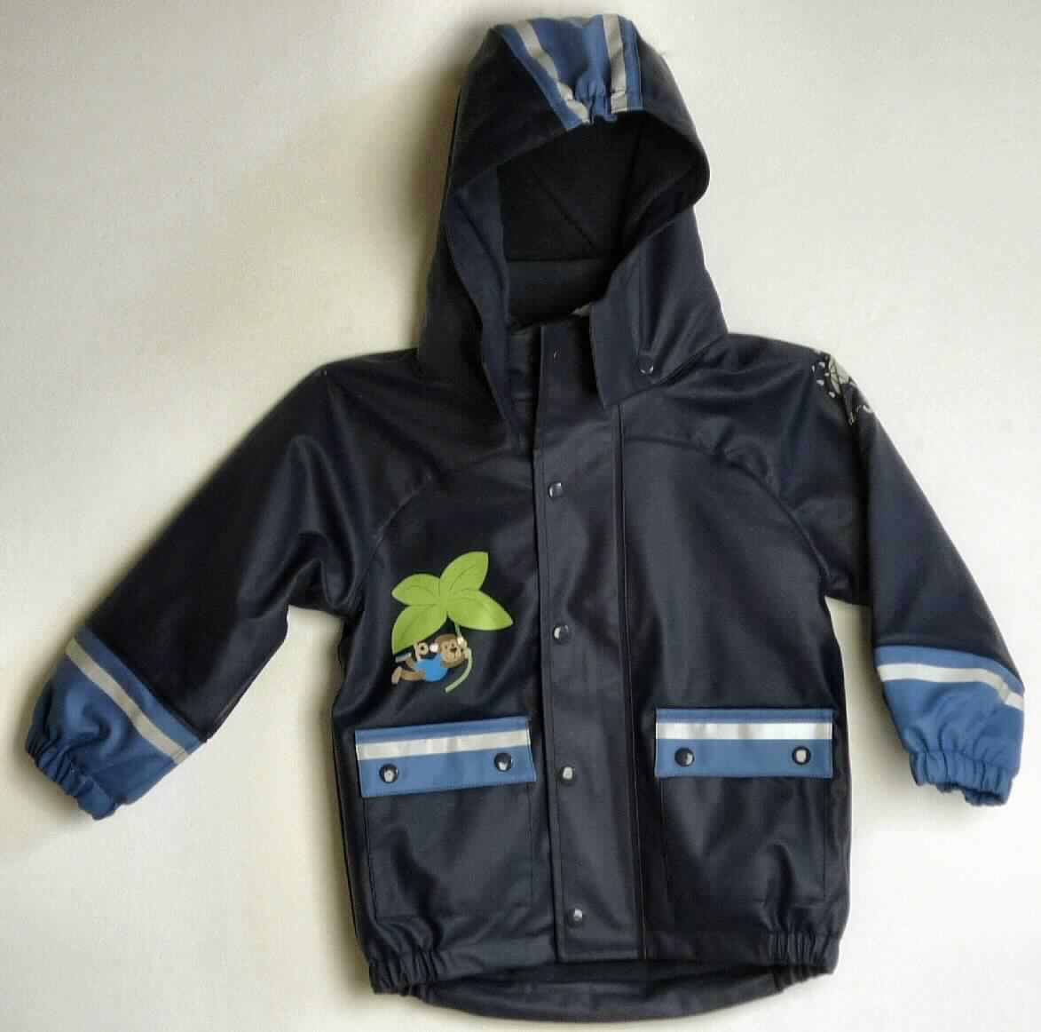 Mantel, sog. Regenjacke, Artikel 5651410, Größe 86, Foto siehe Anlage,
- aus ca. 0,5 mm dicken, einseitig (Außenseite) mit einer Kunststofffolie (kein Zellkunststoff) versehenen 
  Gewirken der Position 5903 aus lt. Antrag 100 % Polyester (synthetische Chemiefasern), u. a. daher keine 
  Ware der Position 6210,
- vollständig gefüttert,
- über den halben Oberschenkel reichend (Rückenlänge: ca. 45 cm),
- mit abknöpfbarer, gefütterter Kapuze mit Klettverschluss,
- vorn mit einer durchgehenden Öffnung mit Reißverschluss, verdeckt von einer Patte mit 
  Druckknopfverschluss von links über rechts,
- mit langen Ärmeln mit elastischen Abschlüssen,
- mit zwei aufgesetzten Taschen unterhalb der Taille,
- am unteren Rand durch Umschlagen und Festnähen gesäumt, teilweise elastisch verengt,
- für Kleinkinder mit einer Körpergröße von bis zu 86 cm bestimmt (daher keine Ware der Position 6113).

"Kleidung für Kleinkinder, aus Gewirken, aus synthetischen Chemiefasern"