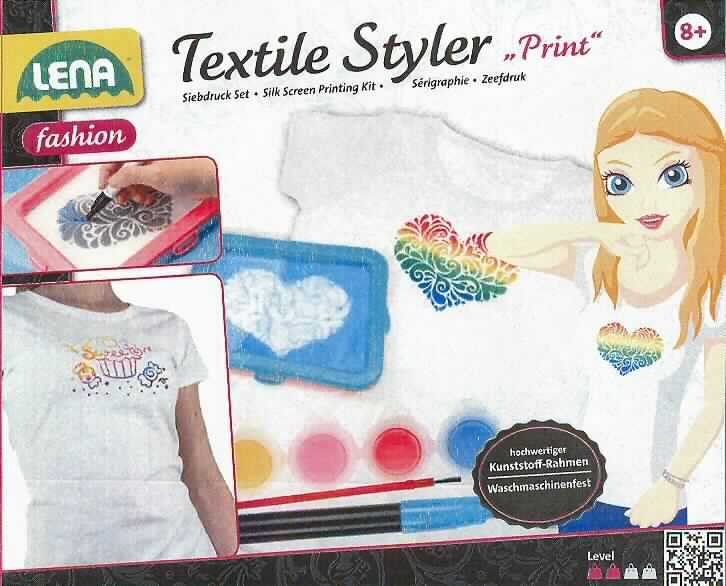Angaben: 
LENA Textile Styler Print; Set bestehend aus einem Rahmen, einem Rakel, einem Vorlagenblatt, einer Konturenfarbe (9 ml), einem Konturenstift, einem Pinsel, zwei Siebdruckgeweben, vier Textilfarben (10ml-Töpfchen, Farben: schwarz, blau, rosa, gelb) und einer Anleitung, gemeinsam umverpackt und für den Einzelverkauf aufgemacht; verwendet zum Bemalen von T-Shirts, Taschen und anderen Textilien mittels Siebdrucktechnik.
 
Befund: 
Warenzusammenstellung zum Malen (mittels Siebdrucktechnik) im Sinne der AV 3b), bei der die Farben im Hinblick auf die Verwendung charakterbestimmend sind.