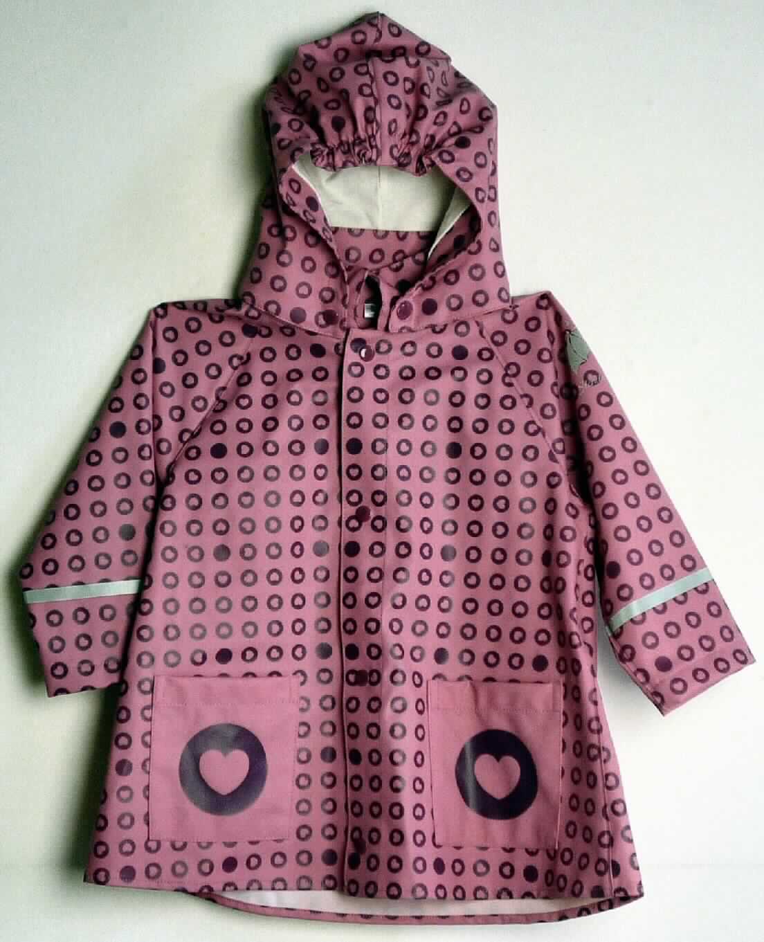 Mantel, sog. Regenjacke, Artikel 5651402, Größe 86, Foto siehe Anlage,
- aus ca. 0,4 mm dicken, einseitig (Außenseite) mit einer Kunststofffolie (kein Zellkunststoff) versehenen 
  Gewirken der Position 5903 aus lt. Antrag 100 % Polyester (synthetische Chemiefasern), u. a. daher keine 
  Ware der Position 6210,
- über den halben Oberschenkel reichend (Rückenlänge: ca. 47 cm),
- mit abknöpfbarer, gefütterter Kapuze,
- vorn mit einer durchgehenden Öffnung mit Druckknopfverschluss von links auf rechts,
- mit langen Ärmeln, 
- vorn mit zwei aufgesetzten Taschen unterhalb der Taille,
- am unteren Rand durch Umschlagen und Festnähen gesäumt,
- für Kleinkinder mit einer Körpergröße von bis zu 86 cm bestimmt (daher keine Ware der Position 6113).

"Kleidung für Kleinkinder, aus Gewirken, aus synthetischen Chemiefasern"