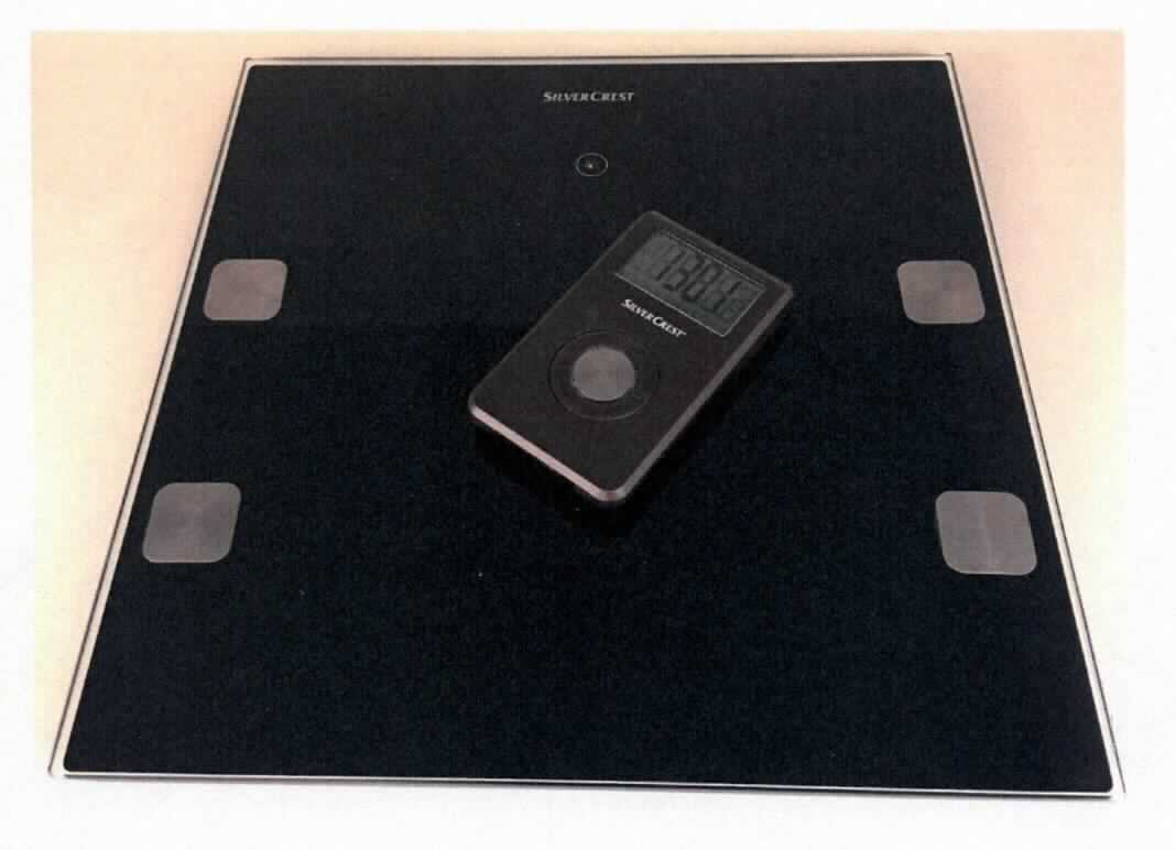 Diagnosewaage,
- in Form einer elektrischen Personenwaage mit quadratischer Glastrittfläche (Abmessungen 302 x 
  302 x 18 mm), mit 4 Elektroden, Infrarotsender, Batteriefach und LCD-Display (Abbildung siehe Anlage),
- zum Wiegen von Personen bis max. 180 kg, mit einer Empfindlichkeit von 100 g sowie zur Analyse 
  von Gewicht, Körperfett- und Wasseranteil,
- in einer gemeinsamen Verkaufsumschließung mit einem Handteil mit Infrarotempfänger, Batteriefach 
  und Bedienelementen, 2 Batterien sowie Bedienungsanleitung (Beipack).
Die Waage bestimmt den Charakter des Ganzen.

"Waage mit einer Empfindlichkeit von mehr als 50 mg, Personenwaage, keine Haushaltswaage (zusammengesetzte Ware aus Waage -charakterbestimmend- und Messgerät in Warenzusammenstellung in Aufmachung für den Einzelverkauf mit nicht charakterbestimmendem Beipack) - Diagnosewaage"