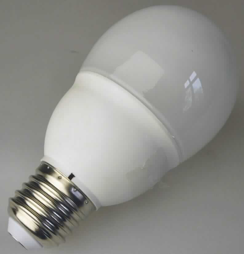 Kompaktleuchtstofflampe (Energiesparlampe) 11W Globe CFL Bulb G60B11, Art. 172815, 175709
- aus einer gewendelten Leuchtstoffröhre (Farbtemperatur 2700 K), montiert auf einem Lampensockel 
  mit E 27 Schraubgewinde, integriertem elektronischem Vorschaltgerät und zusätzlicher bulbenförmiger, 
  milchiger Abdeckung, 
- für eine Spannung von 110 - 130, bzw. 220 - 240 VAC bei einer Leistung von 11 W,
- zur Verwendung als Leuchtmittel.
(Abbildung s. Anlage)

"Elektrische Entladungslampe, Glühkathoden-Leuchtstofflampe mit einem Lampensockel, nicht für die elektrische 
 Beleuchtung für bestimmte Luftfahrzeuge; Kompaktleuchtstofflampe"