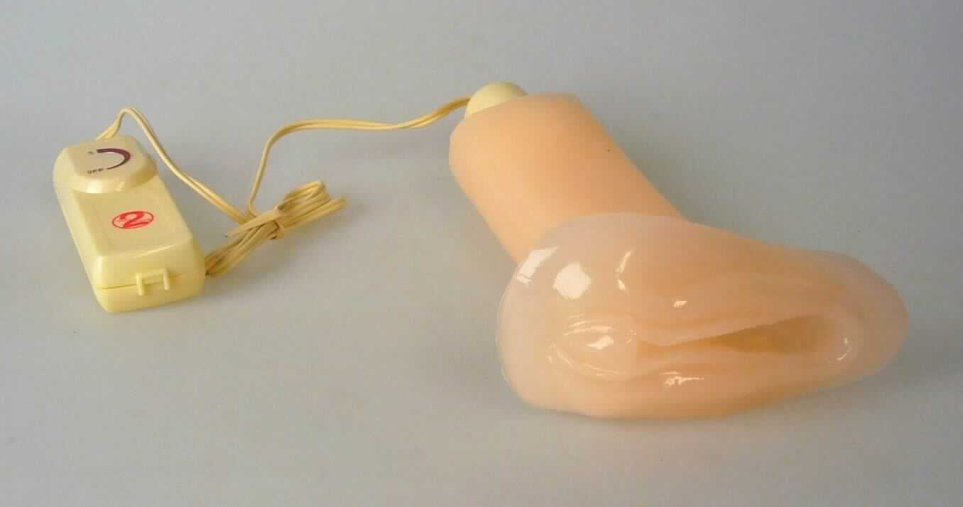 Sog. Masturbator Manga Nights, Art.-Nr. 555779, in Form einer flexiblen Vagina-Nachbildung aus weichem Kunststoff (ABS und PVC), schlauchförmig, ca. 18 cm lang. Durch Kabel ist eine Bedieneinheit in Form eines rechteckigen, ca. 95 x 35 x 20 mm großen Kunststoffgehäuses mit Batteriefach für zwei Batterien (ohne Batterien) und einem stufenlos drehbaren Regler an die ovale, Vibrationseinheit (sog. Vibro-Ei) angeschlossen (funktionelle Einheit), welche in die Nachbildung eingesteckt wird. Die gesamte Innenseite ist mit weichen Noppen versehen.
Äußere Form: siehe Abbildung in der Anlage.
Die in einem Pappkarton verpackte Ware dient der Vibrationsmassage im Intimbereich. 

Die Ware  wird als "elektrisches Vibrationsmassagegerät" eingereiht.