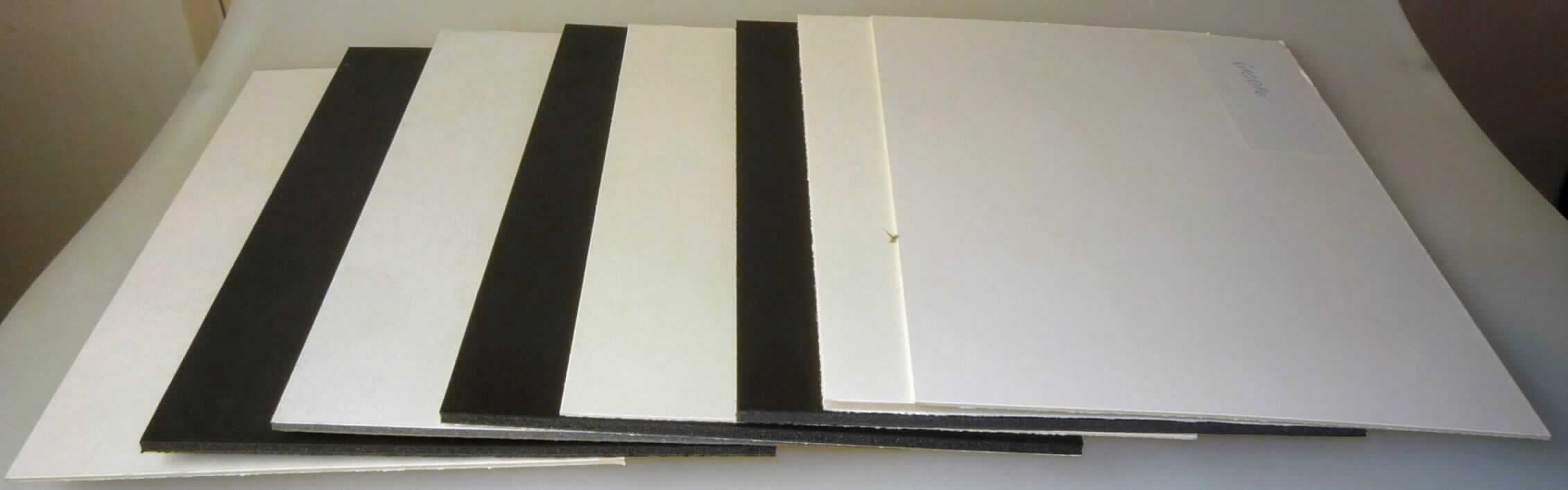 Angaben des Antragstellers:
Passepartoutkarton aus zwei Lagen mit einer Zwischenschicht Schaumstoff, nicht bedruckt oder verziert, als Rückwand für Bilderrahmen.
Maße: 81 x 101 cm / 101 x 152 cm

Untersuchungsergebnisse an vier Warenmustern:
Dreilagige, rechteckige, nicht biegsame Flacherzeugnisse (Abmessungen: ca. 29 x 19 x 0,5 cm) aus einer grauen, schwarzen oder weißen Zellkunststoffplatte aus Polystyrol, beidseitig mit einer Papierlage (schwarz/schwarz, weiß/weiß oder weiß/braun) versehen (siehe Abbildung).

Befund:
Der Charakter der vorliegenden Ware wird aufgrund des Umfangs durch die Zellkunststofflage aus Polystyrol bestimmt. Danach liegen Platte aus Zellkunststoff im Sinne der Position 3921 vor.