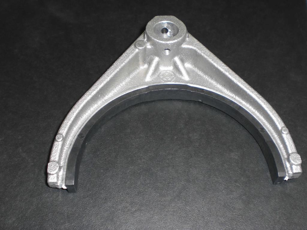 Schaltgabel, Fotos siehe Anlage,
- speziell gefertigtes, gabelförmiges Erzeugnis aus laut Antrag Aluminiumdruckguss und
  Kunststoff,
- mit einer halbrunden Gabelung, die über einen Durchmesser von ca. 10,9 cm verfügt und
  in der Rundung mit einem Art Kunststoffbelag versehen ist,
- mit einer zylinderförmigen Öffnung (Innendurchmesser ca. 16 mm) zur Aufnahme einer
  Schaltstange (nicht Gegenstand der vZTA), die seitlich zwei Bohrungen (Durchmesser ca.
  5 mm) aufweist,
- wird zusammen mit einer Schaltstange in einem Schaltgetriebe zum Einlegen der Gänge
  verwendet.
- laut ergänzenden Antragsangaben nicht für die industrielle Montage,
- erkennbar zur ausschließlichen Verwendung als Teil des Schaltgetriebes in Kraftfahrzeugen
  bestimmt.

"Teil für Kraftfahrzeuge der Positionen 8701 bis 8705, Teil eines Schaltgetriebes (Schaltgabel), 
nicht für die industrielle Montage, nicht aus Stahl, gesenkgeschmiedet"