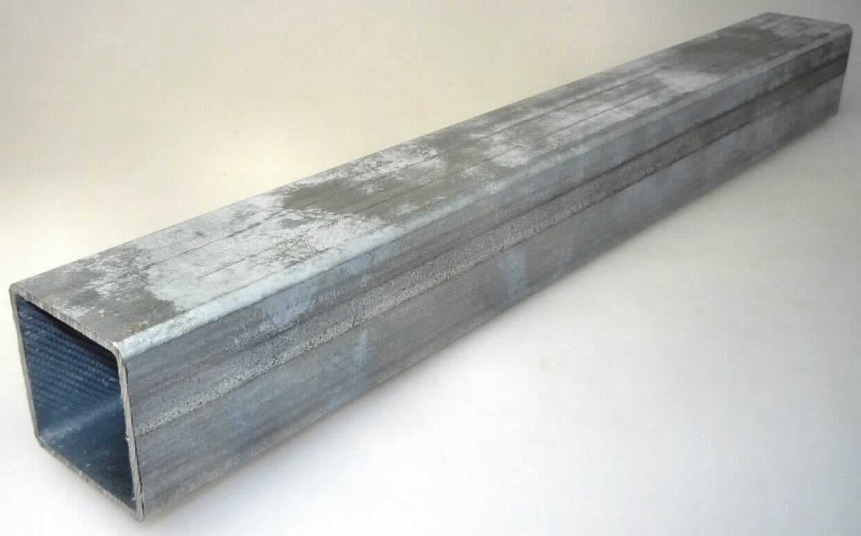 Vierkantrohr

Bei dem als "Vierkantrohr" bezeichneten Erzeugnis handelt es sich um ein grau metallisches Hohlerzeugnis und mit über die gesamte Länge gleichbleibendem Querschnitt in Form eines Quadrates (40 x 40 mm) und einer Wandstärke von 3 mm. Geliefert wird das Erzeugnis in Längen von 2395 mm. Eine längs verlaufende Schweißnaht ist erkennbar. Verwendet wird das Rohr als Stützrohr zur Stabilisierung von Gewebeauskleidungen im Transportgewerbe.
Laut Angaben handelt es sich bei dem Material um einen unlegierten Stahl (St57) mit einer Oberflächenverzinkung.

Die Ware ist als ein anderes geschweißtes Rohr mit quadratischem Querschnitt, mit einer Wanddicke von mehr als 2 mm, aus anderem als nicht rostendem Stahl in den TARIC-Code 7306 6199 90 einzureihen.