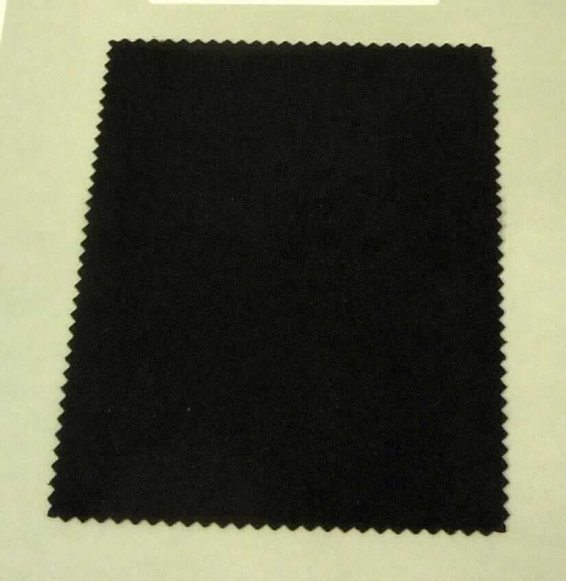 Textillaminat, Hauptgruppe FSPR05, Foto siehe Anlage,
- als Meterware; laut Antrag mit einer Breite von 142 cm,
- aus drei mit ihrer ganzen Fläche aufeinander liegenden und so miteinander durch Kleben verbundenen Lagen: 
-- Oberlage:
--- gefärbtes Gewebe aus laut Antrag synthetischen Spinnfasern (Polyester),
-- Zwischenlage:
--- dünne, im Querschnitt mit dem bloßen Auge nicht wahrnehmbare Zwischenlage aus einer Kunststofffolie,
-- Unterlage:
--- buntgewirktes Kuliergewirke aus laut Antrag 65 % Polyester (synthetische Chemiefasern) und 35 % Baumwolle 
    (keine Elastomergarne oder Kautschukfäden enthaltend),
- im Hinblick auf das äußere Erscheinungsbild und die Nähfestigkeit bestimmt das die Schauseite bildende
  Gewebe den Charakter der Ware.

"Gewebe aus synthetischen Spinnfasern, mit einem Anteil an diesen Spinnfasern von mehr als 85 GHT, mit einem
 Anteil an Polyester-Spinnfasern von mehr als 85 GHT, gefärbt"