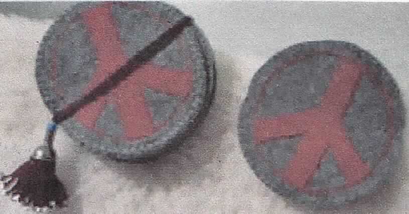 Zusammenstellung aus Waren zur Innenausstattung (sechs Untersetzer und ein Halteband), sog. Filz-Untersetzer, Foto siehe Anlage,
- sechs Untersetzer:
-- aus 5 mm dickem, gefärbtem Filz aus lt. Antrag 100 % Wolle,
-- rund; mit einem Durchmesser von 12,5 cm,
-- mit einem Symbol (Friedenssymbol) handbestickt,
-- am Rand mit einer Überwendlichnaht gesäumt, u.a. somit konfektioniert,
-- sollen als Untersetzer verwendet werden, 
- ein Halteband:
-- durch Zusammenfügen einer Troddel mit einer Zierkordel hergestellt (u.a. somit 
   konfektioniert),
-- zur Verwendung als Halteband für Untersetzer bestimmt, wenn diese nicht benutzt werden
   u.a. somit keine Ware der Position 5808,
-- die Troddel besteht aus Bündeln von Spinnstoffgarnen aus lt. Antrag Wolle, die in halber
   Länge umgelegt und unterhalb des Knickendes abgebunden sind, die Garnenden hängen
   lose und sind mit Keramikperlen versehen; im oberen Bereich mit einer Einfassung aus
   unedlem Metall ausgestattet;
-- die Kordel ist oberhalb der Troddel so gearbeitet, dass sie eine 27 cm lange Schlaufe 
   bildet, 
- stellen sich aufgrund des Verwendungszwecks, der Abmessungen und der Beschaffenheit 
  als Waren zur Innenausstattung dar.

"Waren zur Innenausstattung (sechs Untersetzer und ein Halteband), aus Filz, aus Wolle"