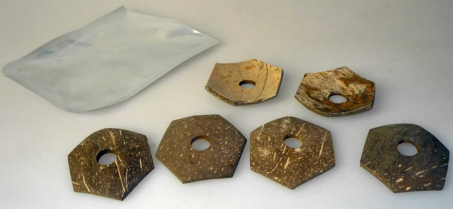 Sog. "Kokos Ornamente, 50-80 mm", siehe Abbildung, in Form von ausgestanzten, geschliffenen Stücken aus der Schale der Kokosnuss, die zu Dekorationszwecken genutzt werden.
Die Erzeugnisse sind in verschiedenen Formen und Größen erhältlich und besitzen jeweils ein Loch in der Mitte.

Hinweise auf Handarbeit liegen nicht vor.
Die Ornamente sind in einer Kunststoffverpackung aufgemacht.

Die Waren sind als "pflanzlicher Schnitzstoff, bearbeitet, nicht handgearbeitet" einzureihen.