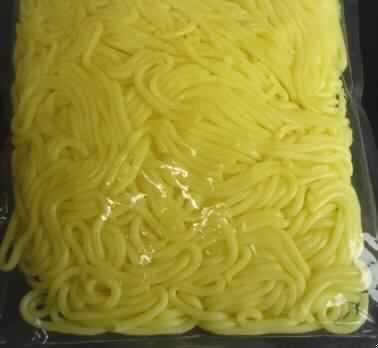 Yakisoba-Nudeln

Eine Originalwarenprobe und vertrauliche Herstellerangaben (siehe Feld 8) lagen vor.

Verschweißter, original etikettierter Klarsichtfolienbeutel, Etikettaufdruck "Yakisoba Nudeln - Frische Weizennudeln - 
Füllmenge 180 g"; Zutatenliste: Wasser, Weizenmehl, pflanzliches Öl, Salz, Säuerungsmittel Milchsäure, Safran;
Inhalt: Blass gelbe, feuchte, Spaghetti ähnliche ineinander verschlungene Teigwaren.

Mikroskopie: Die Stärke ist verkleistert
 
Nachgereichten Angaben zufolge sind die Nudeln vorgekocht. Sie brauchen zur genussfertigen Zubereitung ledig-
lich erwärmt und mit den weiteren Zutaten vermischt zu werden.

Teigwaren, gekocht, nicht gefüllt und nicht getrocknet