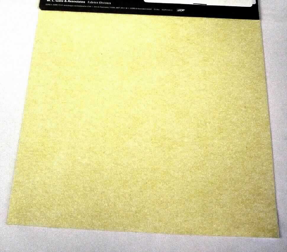 Nadelfilz, sog. Textillaminat 2-lagig, Foto siehe Anlage, 
- als Meterware auf Rollen,
- laut Untersuchungsergebnis:
-- aus einem Nadelfilz aus Spinnstoffen, 
-- einseitig mit einer Kunststofffolie (kein Zellkunststoff) versehen,
-- mit einem Anteil des Spinnstoffs von über 50 GHT.

"Filz (Nadelfilz), mit Lagen versehen"