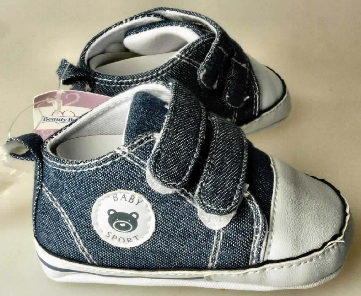Freizeitschuhe für Kleinkinder  (lt. Antrag: "Baby-Schühchen, Artikelnr. 4000191", Foto siehe Anlage)
- mit Laufsohlen aus Spinnstoff,
- mit Oberteil aus Spinnstoffen (den größten Teil der Außenfläche bildend) und Kunststoff 
  (Spinnstoff mit einer mit bloßem Auge wahrnehmbaren Außenschicht aus Kunststoff),
- auf das Oberteil ist ein Hinterriemen aus Spinnstoff als Verstärkungsteil aufgesetzt,
- mit Zierbesatz,
- mit Klettverschluss,
- kennzeichnen sich aufgrund des äußeren Erscheinungsbildes und der Ausstattung nicht als Schuhe 
  ausschließlich für den häuslichen Wohnbereich (somit keine Hausschuhe)

"Schuhe mit Laufsohlen und Oberteil aus Spinnstoffen, andere als Hausschuhe"