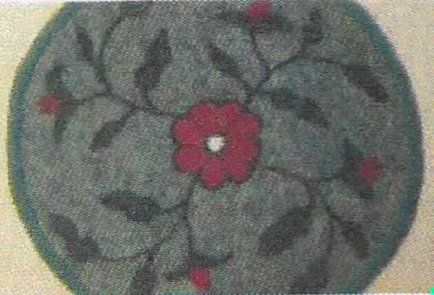 Ware zur Innenausstattung (Untersetzer), sog. Blumen-Filzuntersetzer, Foto siehe Anlage,
- aus Filz aus lt. Antrag 100 % Wolle,
- rund; mit einem Durchmesser von 23 cm,
- mit floralen Motiven handbestickt,
- am Rand gesäumt, somit konfektioniert,
- wird aufgrund des Materials nicht gewaschen und kennzeichnet sich aufgrund des 
  Verwendungszwecks als Ware zur Innenausstattung, somit keine Tischwäsche der 
  Position 6302.

"Andere Ware zur Innenausstattung (Untersetzer), aus Filz, aus Wolle"