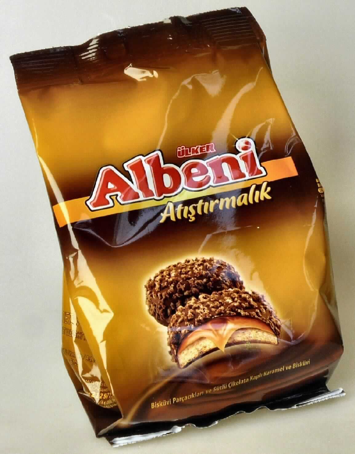 Kekse mit Karamell und Schokoladenüberzug

Antragsangaben:

361-9 ÜLKER Albeni Schokoladenkekse mit Karamellfüllung 144 g

- Milchfett: 2,2 %
- Milchprotein: 2,8 %
- Stärke/Glucose: 8,7 %
- Zucker: 30,1 %

Beschaffenheit des vorgelegten Warenmusters:

Bunt bedruckter Original-Schlauchfolienbeutel, der Aufdruck enthält Angaben zum Erzeugnis (Biscuit Particles and 
Milk Chocolate Coated Caramel and Biscuits; 144 g) und zu den Zutaten (siehe Feld 8);
darin runde, hellbraune, auf der Oberseite mit einer Karamellmasse bedeckte, vollständig mit Milchschokolade 
überzogene und mit braunen Keksbröseln bestreute Kekse (Durchmesser ca. 3,2 cm; Höhe ca. 1,5 cm); 
Geschmack nach gesüßtem Mürbegebäck mit Karamell und Schokolade.

Wassergehalt im Keksanteil (nach der Warenbeschaffenheit): 12 GHT oder weniger 
Fettgehalt im Keksanteil*: 35 GHT oder weniger 
Stärke/Glucose**: 5 bis weniger als 25 GHT
Saccharose/Invertzucker/Isoglucose***: 30 bis weniger als 50 GHT
Milchfett (Antragsangaben): 1,5 bis weniger als 3 GHT
Milchprotein (Antragsangaben): 2,5 bis weniger als 6 GHT 

*: abgeleitet aus den Antragsangaben
**: festgestellt gemäß VO (EG) 900/2008, VO (EU) 118/2010
***: festgestellt gemäß VO (EG) 900/2008

Backware, kakaohaltig, Kekse gesüßt, ganz mit Schokolade überzogen, in Umschließungen mit einem Gewicht 
des Inhalts von mehr als 85 g