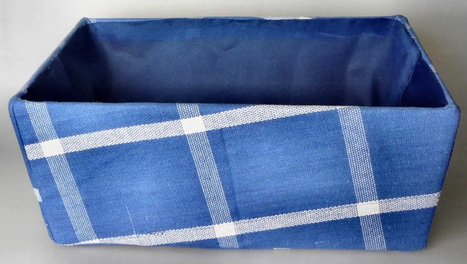 Bei dem vorliegenden Warenmuster handelt es sich um einen etwa 34,3 x 24,1 x 13,5 cm (L x B x H) großen Aufbewahrungskorb mit trapezförmiger Grundfläche aus einem starren, formstabilen Korpus aus Wellpappe. Der Pappkorpus ist innen mit blaufarbigem Gewebe aus Spinnstoffen (lt. den ergänzenden Angaben der Antragstellerin aus Polyester) ausgekleidet und außen mit einem buntgewebten Gewebe aus Spinnstoffen (blau-weißes Karomuster, lt. den ergänzenden Angaben der Antragstellerin aus 97 % Baumwolle und 3 % Polyester) überzogen. Die Gewebe sind lediglich jeweils entlang eines Streifens am oberen Rand und am Boden der Innenseite des Pappkorpus angeklebt. An beiden Schmalseiten ist das Erzeugnis mit Tragegriffen aus Spinnstoffen ausgestattet, die jeweils durch zwei am Pappkorpus befestigte Ösen aus unedlem Metall gezogen und auf der Innenseite mit dem Pappkorpus verklebt sind. Die Ware dient aufgrund ihrer stofflichen Beschaffenheit und ihrer Gestaltung der Aufbewahrung und dem Transport von kleinen Gegenständen im Haushalt. 

Abbildung siehe Anlage.

Derartige Waren gehören als "Schachteln und Kartons aus Wellpappe" zur Codenummer 4819 10 00 00 0 des Zolltarifs, da es sich um eine aus verschiedenen Stoffen zusammengesetzte Ware handelt, deren wesentlicher Charakter nach dem Wert und im Hinblick auf die Bedeutung für die Verwendung durch den Korpus aus Wellpappe bestimmt wird.