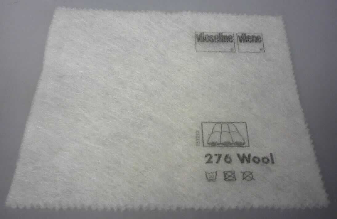 Vliesstoff, sog. Wool (276), Foto siehe Anlage,
- laut Antrag als Meterware mit einer Breite von 152 cm,  
- laut Untersuchungsergebnis:
-- Vliesstoff:
--- thermisch verfestigt (mittels Bindefasern), 
--- aus überwiegend Wolle, gemischt mit synthetischen Spinnfasern (laut Antrag Polyester),
--- keine Filamente und keine heißluftgezogenen (meltblown) Fasern enthaltend,
--- mit einem Quadratmetergewicht laut Antrag von 102 g,
--- weder bestrichen noch überzogen.

"Vliesstoff, anderer als in den Unterpositionen 5603 11 bis 5603 14 genannte, mit einem 
 Quadratmetergewicht von mehr als 70 g bis 150 g, nicht bestrichen oder überzogen,
 anderer als in den Unterpositionen 5603 9390 10 bis 5603 9390 50 genannte"