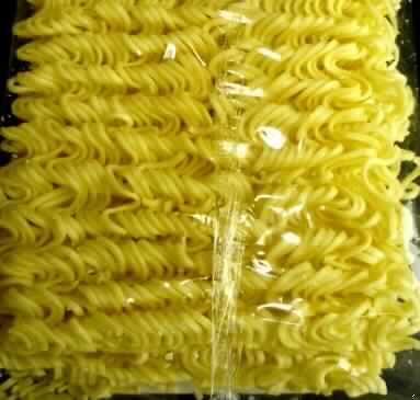 Ramen-Nudeln (Weizennudeln)

Eine Originalwarenprobe und vertrauliche Herstellerangaben (siehe Feld 8) lagen vor.

Verschweißte, original etikettierte Klarsichtfolie; Etikettaufdruck "Ramen Nudeln - Weizennudeln getrocknet - 
Füllmenge 80 g"; Zutatenliste: Weizenmehl, Tapiokastärke, Sodawasser, Salz.
Inhalt: 9,5 cm x 10 cm x 2,5 cm großer Quader aus getrockneten, ineinander verschlungenen, fadenförmigen 
Teigwaren

Mikroskopie: Die Stärke ist verkleistert (Polarisationskreuze nicht nachweisbar)

Nachgereichten Angaben zufolge sind die Nudeln vorgekocht. Sie brauchen zur genussfertigen Zubereitung 
lediglich in kochendem Wasser eingeweicht zu werden.

Teigwaren, gekocht, nicht gefüllt, getrocknet, aus Weizenmehl und Tapiokastärke