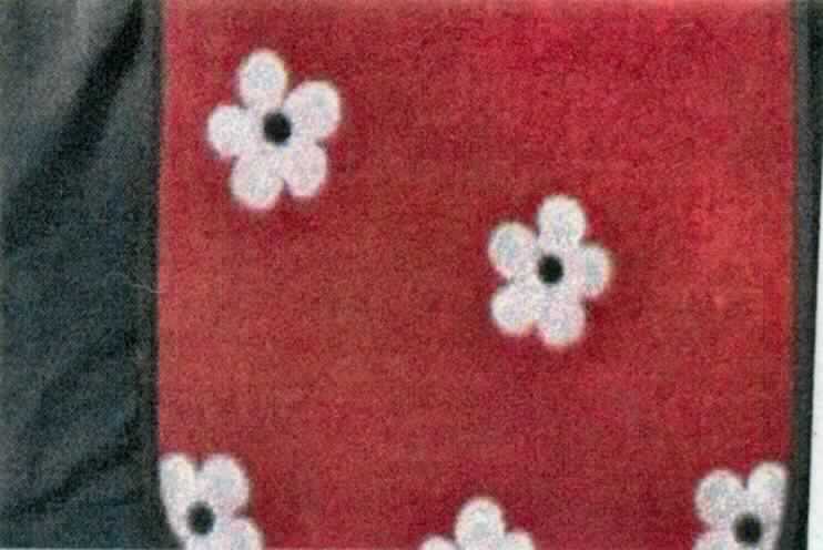 Etuiähnliches Behältnis, sog. Laptop-Tasche Flower Power, Foto siehe Anlage,
- es wurde kein Warenmuster vorgelegt, Einreihung erfolgt nach Antragsangaben,
- mit einer Außenseite aus Spinnstoffen (Wollfilz),
- ohne Tragevorrichtung,
- mit einem an drei Seiten umlaufenden Reißverschluss,
- gefüttert, wattiert, ohne Inneneinteilung,
- zur Aufnahme eines Laptops hergerichtet,
- in den Abmessungen von ca. 38 (B) x 32 (H) x 1 (T) cm,
- handgearbeitet.

"Etuiähnliches Behältnis, mit Außenseite aus Spinnstoffen, handgearbeitet"