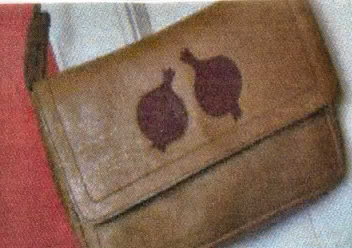 Handtasche, sog. Schultertasche Anar (es wurde kein Warenmuster vorgelegt;
die Einreihung erfolgt nach den Antragsangaben), Foto siehe Anlage,
- mit einer Außenseite aus Leder (Ziegenleder),
- mit einem verstellbaren Schultertragegurt,
- mit einer Überschlagklappe mit Klettverschluss,
- im Hauptfach mit zwei Fächern ausgestattet,  
- in den Abmessungen: ca. 34 cm (Breite) x 8 cm (Tiefe) x 23 cm (Höhe),
- nicht vollständig handgearbeitet,
- in erster Linie dazu bestimmt, kleinere persönliche Gegenstände aufzunehmen.

"Handtasche, mit Außenseite aus Leder, nicht handgearbeitet"