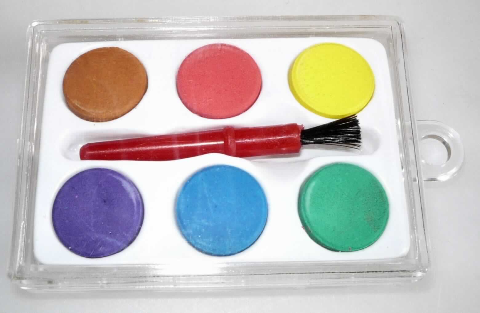 Angaben: Tuschkasten-Set, bestehend aus sechs Wasserfarben und einem Pinsel

Warenbeschreibung: Miniaturwasserfarbenset, bestehend aus sechs runden Farbtäfelchen (grün, blau, violett, braun, rot, gelb) und einem Pinsel, eingebettet in einem passgenauen Kunststoffbehältnis, umverpackt mit einem durchsichtigen Kunststoffkasten und einem Kunststoffbeutel.
 
Befund: Farben zur Unterhaltung in Täfelchen, Farben in Zusammenstellungen