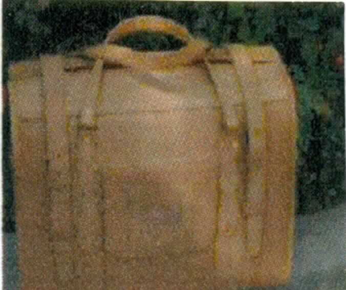 Reisetasche, sog. Reisetasche Medium Klassik (es wurde kein Warenmuster vorgelegt;
die Einreihung erfolgt nach den Antragsangaben), Foto siehe Anlage,
- mit einer Außenseite aus Leder (Ziegenleder),
- mit zwei Tragegriffen aus Leder,
- mit einem kleinen Vorfach mit Überschlagklappe und Druckknopfverschluss,
- oben mit einem Reißverschluss und zusätzlich mit vier Schnallen,
- in den Abmessungen: ca. 55 cm (Breite) x 35 cm (Höhe) x 28 cm (Tiefe),
- nicht vollständig handgearbeitet.

"Reisetasche, mit Außenseite aus Leder, nicht handgearbeitet"