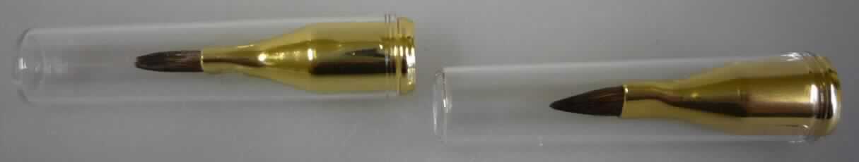 Bei dem sog. Pinselapplikator handelt es sich um einen unvollständigen Pinsel, bestehend aus einem ca. 0,7 cm langen Bündel aus Ponyhaar, das in einer ca. 2,3 cm langen Zwinge mündet, welche auf einen Stiel (nicht Gegenstand dieser vZTA) aufgesteckt werden kann.

Der Pinsel dient dem Auftragen von kosmetischen Erzeugnissen (z.B. für einen Kosmetikstift) und ist mit einer Kunststoffkappe versehen.

Die Ware ist als "Pinsel zum Auftragen von kosmetischen Erzeugnissen" einzureihen.