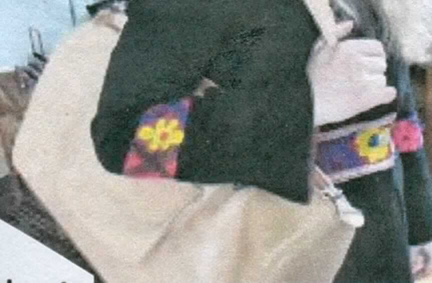 Reisetasche, sog. Ledertasche Sportsprofi (es wurde kein Warenmuster vorgelegt;
die Einreihung erfolgt nach den Antragsangaben), Foto siehe Anlage,
- mit einer Außenseite aus Leder (Ziegenleder),
- mit zwei Tragegriffen,
- mit zwei Vorfächern,
- oben mit einem Reißverschluss,
- in den Abmessungen: ca. 50 cm (Breite) x 26 cm (Höhe) x 20 cm (Tiefe),
- nicht vollständig handgearbeitet.

"Reisetasche, mit Außenseite aus Leder, nicht handgearbeitet"