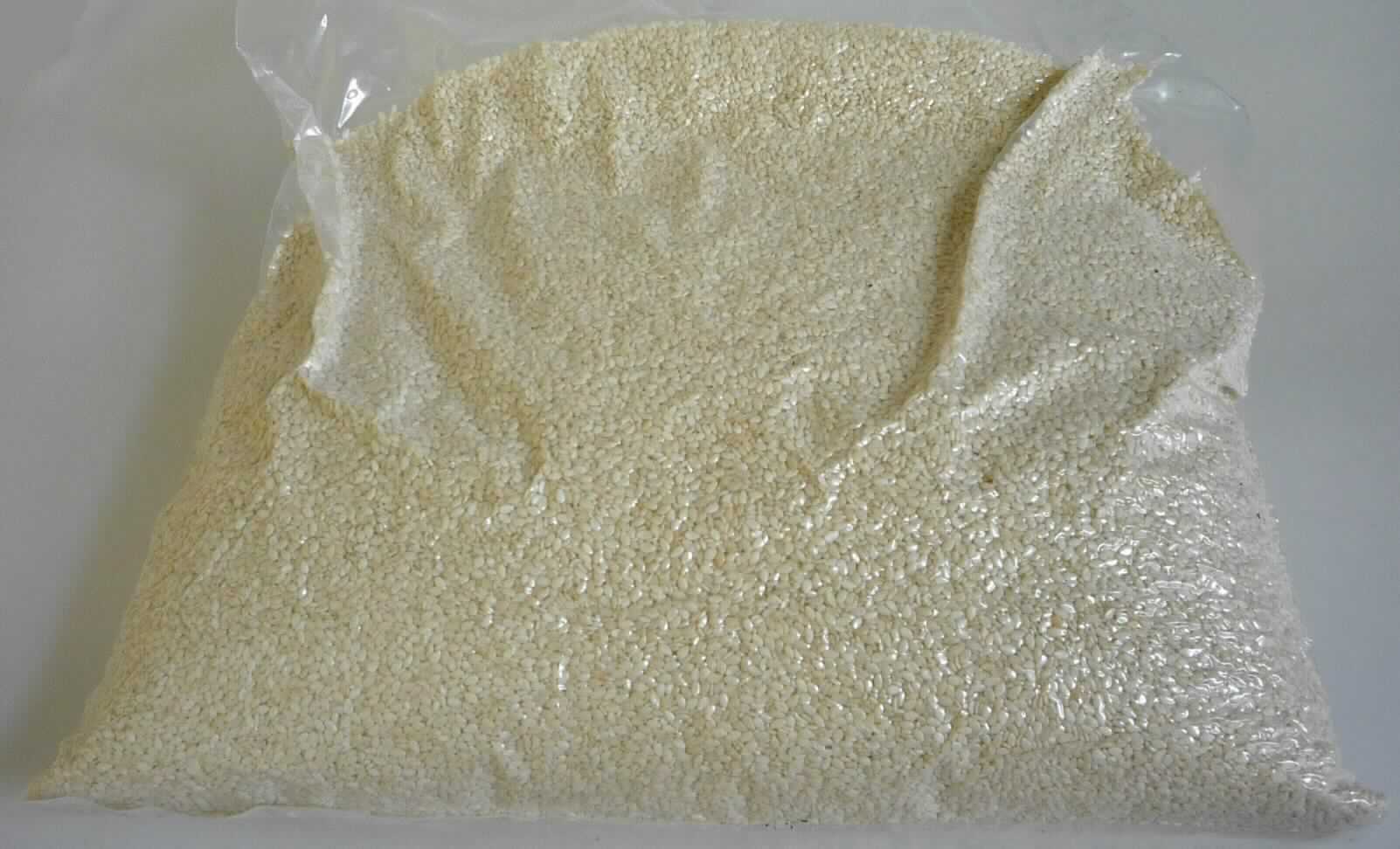Sesamsamen, zubereitet.

Antragsangaben: weißer Sesam, von Fremdkörpern befreit, gewaschen und geröstet. Feuchtigkeitsgehalt: unter 3 %. Verpackung: in 15 kg-Papiersäcken.

Das Rösten stellt eine Bearbeitung dar, die über das im Kapitel 12 zulässige Maß hinausgeht. Eine Einreihung der Ware in die Position 1207 der Kombinierten Nomenklatur kommt daher nicht in Betracht.

Früchte, Nüsse und andere genießbare Pflanzenteile, in anderer Weise zubereitet oder haltbar gemacht, auch mit Zusatz von Zucker, anderen Süßmitteln oder Alkohol, anderweit weder genannt noch inbegriffen, Schalenfrüchte, Erdnüsse und andere Samen, auch miteinander vermischt, andere, einschließlich Mischungen, in unmittelbaren Umschließungen mit einem Gewicht des Inhalts von mehr als 1 kg, andere, keine gerösteten Mandeln oder Pistazien, keine Haselnüsse.