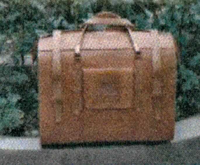 Reisestasche, sog. Reisetasche Klassik (es wurde kein Warenmuster vorgelegt; die
Einreihung erfolgt nach den Antragsangaben), Foto siehe Anlage,
- mit einer Außenseite aus Leder (Ziegenleder),
- mit zwei Tragegriffen aus Leder,
- mit einem kleinen Vorfach mit Überschlagklappe und Druckknopfverschluss,
- oben mit einem Reißverschluss und zusätzlich mit vier Schnallen,
- in den Abmessungen: ca. 62 cm (Breite) x 35 cm (Höhe) x 28 cm (Tiefe),
- nicht vollständig handgearbeitet.

"Reisetasche, mit Außenseite aus Leder, nicht handgearbeitet"