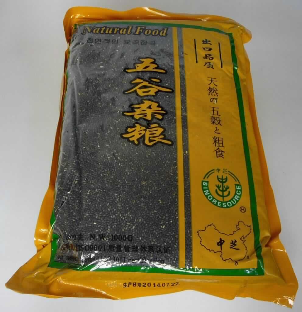 Sesamsamen, zubereitet.

Antragsangaben (als zutreffend unterstellt): schwarzer Sesam, geröstet. Verpackung: Umschließung mit einem Gewicht des Inhalts von 15 kg.

Beschaffenheit des vorgelegten Warenmusters: schwarze Sesamkörner. Geruch/Geschmack: gerösteten Sesamsamen entsprechend.

Das Rösten stellt eine Bearbeitung dar, die über das im Kapitel 12 zulässige Maß hinausgeht. Eine Einreihung der Ware in die Position 1207 der KN kommt daher nicht in Betracht.

Früchte, Nüsse und andere genießbare Pflanzenteile, in anderer Weise zubereitet oder haltbar gemacht, auch mit Zusatz von Zucker, anderen Süßmitteln oder Alkohol, anderweit weder genannt noch inbegriffen, Schalenfrüchte, Erdnüsse und andere Samen, auch miteinander vermischt, andere, einschließlich Mischungen, in unmittelbaren Umschließungen mit einem Gewicht des Inhalts von mehr als 1 kg, andere, keine gerösteten Mandeln oder Pistazien, keine Haselnüsse.