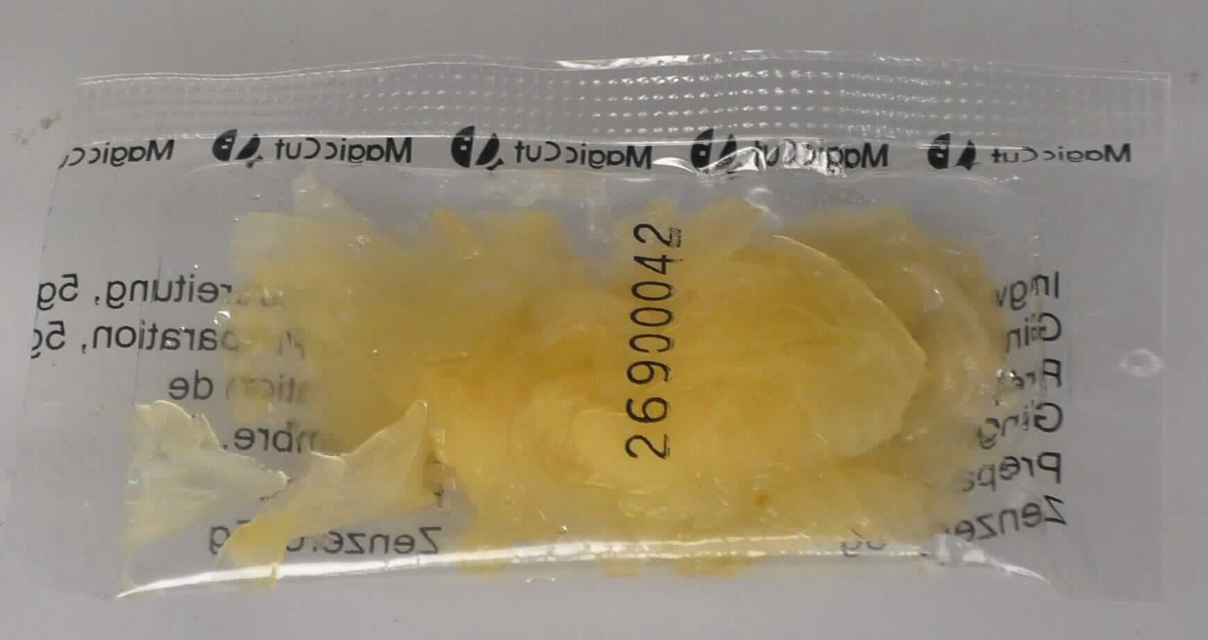 Ingwer, mit Essig zubereitet.

Antragsangaben (als zutreffend unterstellt): eingelegte Ingwerscheiben; Sushi Ginger 5 g. Zusammensetzung: 62,5 % Ingwer, 27,2 % Fructose, 6,8 % Glucosesirup, 2 % Salz, 1 % Essigsäure, 0,5 % Zitronensäure.

Beschaffenheit des vorgelegten Warenmusters: in feine, dünne Scheiben geschnittener, scharf, säuerlich, süßlich  und arteigen schmeckender Ingwer, in einer farblosen Aufgussflüssigkeit. Aufmachung: kleine, transparente, an den Rändern verschweißte Plastikfolientütchen mit einem ausgewiesenen Gewicht des Inhalts von 5 g. Gehalt an freier flüchtiger Säure i.S. der ZAnm 1 zu Kap 20 (gemäß Zutatenliste): mehr als 0,5 GHT. Zuckerzusatz (gemäß Zutatenliste): enthalten.

Durch die Zubereitung hat der Ingwer den Charakter einer Ware der Position 0910 der Kombinierten Nomenklatur  verloren.

Gemüse, Früchte, Nüsse und andere genießbare Pflanzenteile, mit Essig oder Essigsäure zubereitet oder haltbar gemacht, andere als innerhalb den TARIC-Codes 2001 1000 11 bis 2001 9097 89 genannt, mit Zusatz von Zucker.