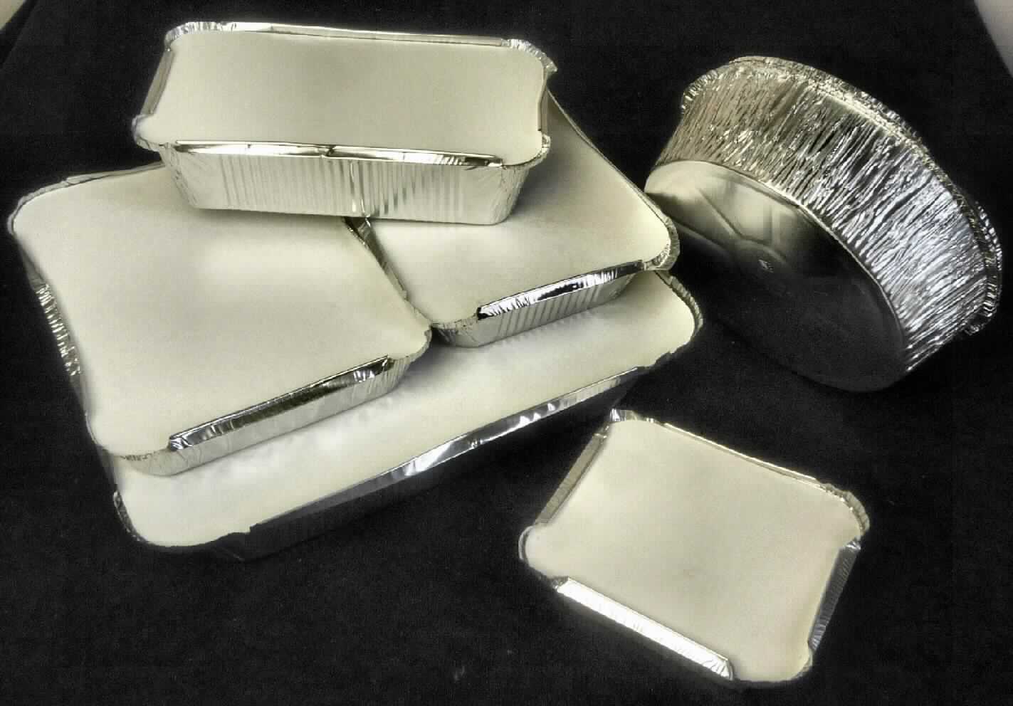 Es handelt sich um Schalen aus etwa 0,003 - 0,004 mm dicker Folie aus Aluminium mit kreisrunder bzw. rechteckiger Grundfläche in verschiedenen Größen, die jeweils einen nach oben auslaufenden Rand besitzen. Die Schalen sind jeweils mit einem passgenauen Deckel aus Pappe mit Überzug aus Aluminium versehen. 
Die Erzeugnisse werden zur Befüllung mit Lebensmitteln verwendet.
- Antragstellerangaben -

Abbildung siehe Anlage.

Derartige Erzeugnisse gehören als "Haushaltsartikel aus Aluminium, aus Folie hergestellt, deren Dicke 0,2 mm oder weniger beträgt" zum TARIC-Code 7615 1030 00.