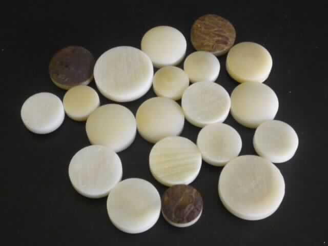 Ware aus pflanzlichen Schnitzstoffen, nicht handgearbeitet, sog. Rondelle (Blanks) aus
Steinnuss in Scheibenform. Die Scheiben mit Durchmessern von ca. 15 - 25 mm und einer
Höhe von ca. 4 mm, sind lediglich aus der Steinnussschale herausgebohrt worden, wobei
eine flache und eine konisch erhabene Seite entstanden ist.
Die Rondelle werden zu unterschiedlichen Erzeugnissen wie Knöpfe, Schnallen,
Schmuckstücke und Spielsteinen usw. weiterverarbeitet.

Abbildung im Internet unter:
http://ec.europa.eu/taxation_customs/dds/ebticau_de.htm