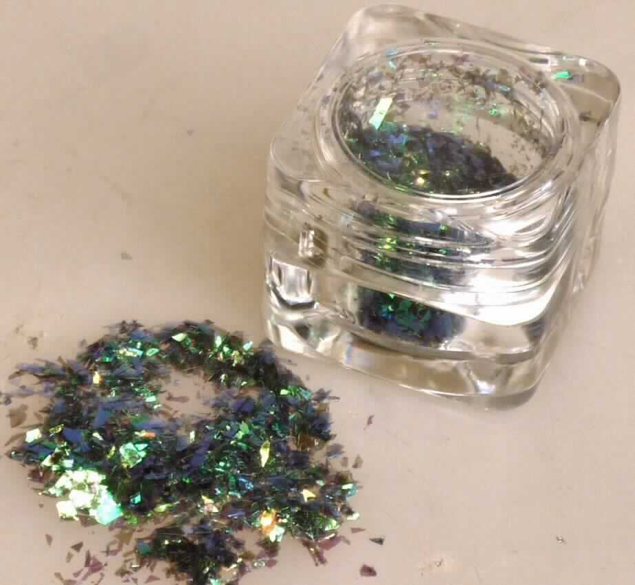Angaben des Antragstellers: 
Nail Art Powder, Glitterflakes

Untersuchungsergebnisse an einem Warenmuster:
Bläulich-grün-metallisch glänzende, unregelmäßige, flache Glitter-Partikel abgefüllt in einer transparenten Kunststoffdose mit Schraubdeckel. Die Partikel bestehen aus Polyethylenterephthalat mit einer Viskositätszahl von weniger als 78 ml/g.

Befund:
Es liegt Polyethylenterephthalat in Primärformen im Sinne der Unterposition (KN)  3907 6900 vor.