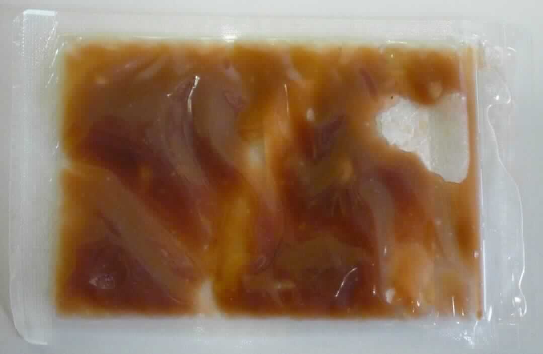 Kirschblütenpaste.

Antragsangaben (als zutreffend unterstellt): Kirschblütenpaste. Zutaten: Zucker, Kirschblüten, Ume-Essig, Salz. Zuckergehalt: 55,1 GHT. Brixwert: 60 +/- 2 ° Brix. Qualität: Lebensmittelqualität. Verwendung: zur Gewinnung von Aromen für die Getränkeindustrie. Verpackung: in Beuteln mit einem Gewicht des Inhalts von 1 kg. 10 Beutel werden in einem Karton verpackt.

Beschaffenheit des vorgelegten Warenmusters: rot-braune, homogene, pastöse Masse.
Alkohol: nicht enthalten. Gehalt an freier, flüchtiger Säure, berechnet als Essigsäure: weniger als 0,5 GHT
Zuckergehalt i. S. der ZAnm 2 a), 1. Anstrich zu Kap 20: mehr als 9 GHT.
Zusatz von Zucker i. S. der ZAnm 3, 2. Anstrich zu Kap 20: enthalten.

Früchte, Nüsse und andere genießbare Pflanzenteile, in anderer Weise zubereitet oder haltbar gemacht, auch mit Zusatz von Zucker, anderen Süßmitteln oder Alkohol, anderweit weder genannt noch inbegriffen, andere als in den Unterpositionen 2008 1110 bis 2008 9963 der KN genannt, keine Apfelscheiben, andere.