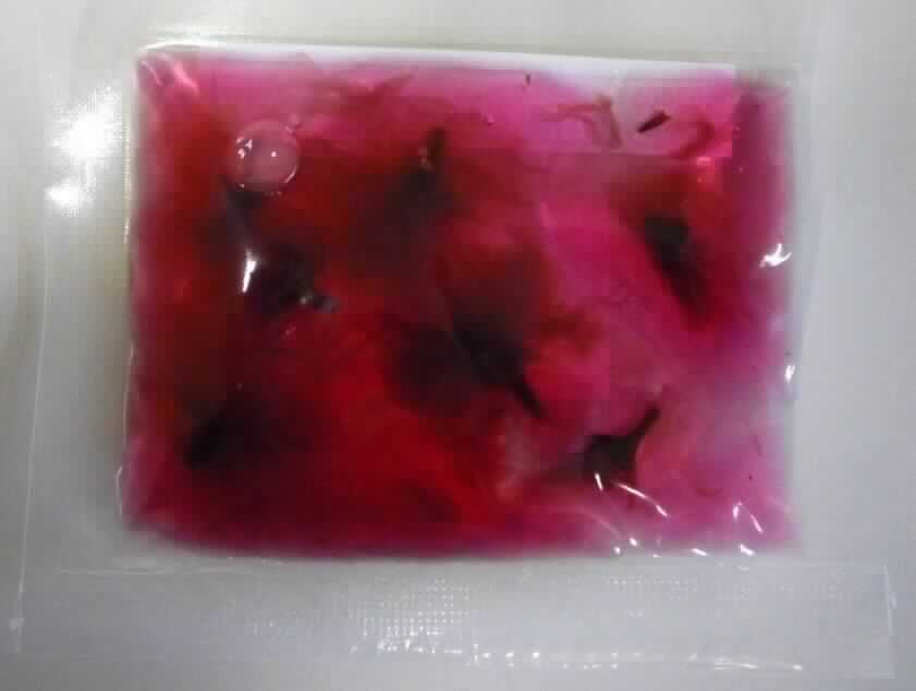 Kirschblüten in Sirup.

Antragsangaben (als zutreffend unterstellt): Kirschblüten in Sirup. Zutaten: Zucker, gesalzene Kirschblüten, Ume-Essig, Anthocyane. Zuckergehalt: 55,8 GHT. Brixwert: 56 +/- 5 ° Brix. Qualität: Lebensmittelqualität. Verwendung: zur Gewinnung von Aromen für die Getränkeindustrie. Verpackung: in Beuteln mit einem Gewicht des Inhalts von 0,5 kg. 10 Beutel werden in einem Karton verpackt.

Beschaffenheit des vorgelegten Warenmusters: fächerförmige Kirschblüten in einem magentafarbenen Sirup.
Alkohol: nicht enthalten.
Zuckergehalt i. S. der ZAnm 2 a), 1. Anstrich zu Kap 20: mehr als 9 GHT.
Zusatz von Zucker i. S. der ZAnm 3, 2. Anstrich zu Kap 20: enthalten.

Früchte, Nüsse und andere genießbare Pflanzenteile, in anderer Weise zubereitet oder haltbar gemacht, auch mit Zusatz von Zucker, anderen Süßmitteln oder Alkohol, anderweit weder genannt noch inbegriffen, andere als in den Unterpositionen 2008 1110 bis 2008 9963 der KN genannt, keine Apfelscheiben, andere.