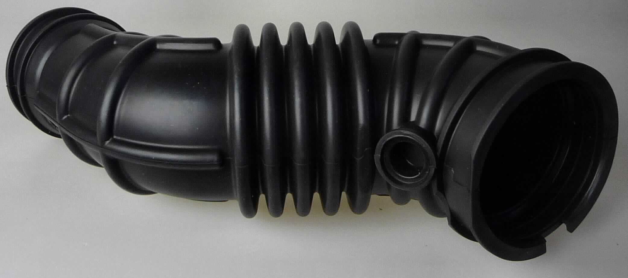 Angabe des Antragstellers: 
Reinluftleitung
Verwendungszweck: Im Luftfiltersystem des Motorraums im Auto
Material: EPDM-Kautschuk

Untersuchungsergebnisse an Warenmustern:
Sich verjüngende, speziell gekrümmte Rohre aus einem schwarzen, elastischen Material (Länge: ca. 27,5 cm; Innendurchmesser: ca. 4,5 - 6,5 cm). Die Rohre sind an beiden Enden mit runden Verbindungsstücken aus einem schwarzen, elastischen Material versehen (Innendurchmesser: ca. 5,5 cm bzw. 7,5 cm).

Befund:
Es liegt ein Rohr aus Weichkautschuk mit Verbindungsstücken im Sinne der Unterposition 4009 1200 vor.