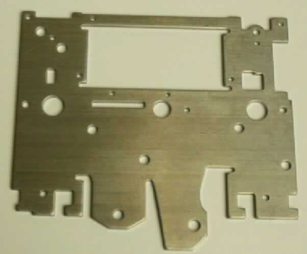 Sog. Gestell PMK16, im Wesentlichen bestehend aus einer spezifisch geformten Platte aus unedlem Metall mit den Gesamtabmessungen von 80,16 mm x 61,04 mm(äußere Form: siehe Abbildung in der Anlage). Das Gestell ist zum Einbau in pneumatische Impulszähler (nicht Gegenstand dieser vZTA) bestimmt und dient dort als Halterung der Zahlenrolle und anderer Innenteile. Die Ware wird als "Teil, erkennbar hauptsächlich für einen Zähler, nicht für zivile Luftfahrzeuge bestimmt" eingereiht.