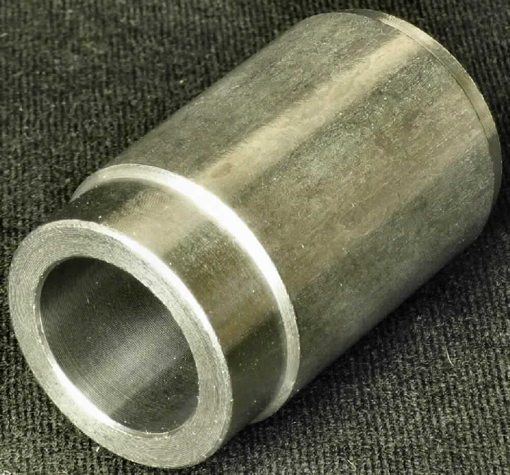 Teil des Lenkgetriebes für Kraftfahrzeuge, sog. Bracket (Winkelträger), Artikelnummer: 1000310, Foto siehe Anlage,
- zylinderförmiges Erzeugnis aus Stahl (Materialnummer: 1.0037),
- laut Antrag nicht gesenkgeschmiedet,
- in den Abmessungen: Höhe ca. 56 mm und Durchmesser ca. 33 mm,
- mit beidseitigen, unterschiedlich breiten Abfräsungen von ca. 4 mm bzw. ca. 12 mm,
- dient laut Antrag im gehefteten (geschweißten) Zustand als Träger zur Befestigung
  der kompletten Lenkung im Kraftfahrzeug,
- erkennbares Teil des Lenkgetriebes für PKW,
- aufgrund der Befestigungsfunktion kein Rohrverbindungsstück der Position 7307.

"Teile für Kraftfahrzeuge der Position 8703, Teil eines Lenkgetriebes, nicht für die industrielle Montage, nicht aus gesenkgeschmiedetem Stahl"