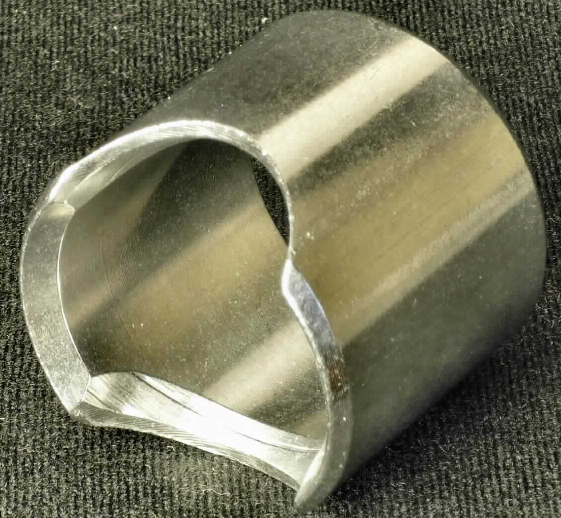 Teil des Lenkgetriebes für Kraftfahrzeuge, sog. "Tube Yoke", Artikelnummer: 1000307, Foto siehe Anlage,
- spezifisches zylinderförmiges Erzeugnis aus Stahl (Materialnummer: 1.0037),
- laut Antrag nicht gesenkgeschmiedet,
- in den Abmessungen: Höhe ca. 39 mm und Durchmesser ca. 44 mm,
- an einem Ende mit zwei halbkreisförmige Aussparungen,
- dient laut Antrag im gehefteten (geschweißten) Zustand zur Befestigung der Zahnstange 
  (Aufnahme des Gleitsteins),
- erkennbares Teil des Lenkgetriebes für PKW,
- aufgrund der Funktion kein Rohrverbindungsstück der Position 7307.

"Teile für Kraftfahrzeuge der Position 8703, Teil eines Lenkgetriebes, nicht für die industrielle Montage, nicht aus gesenkgeschmiedetem Stahl"