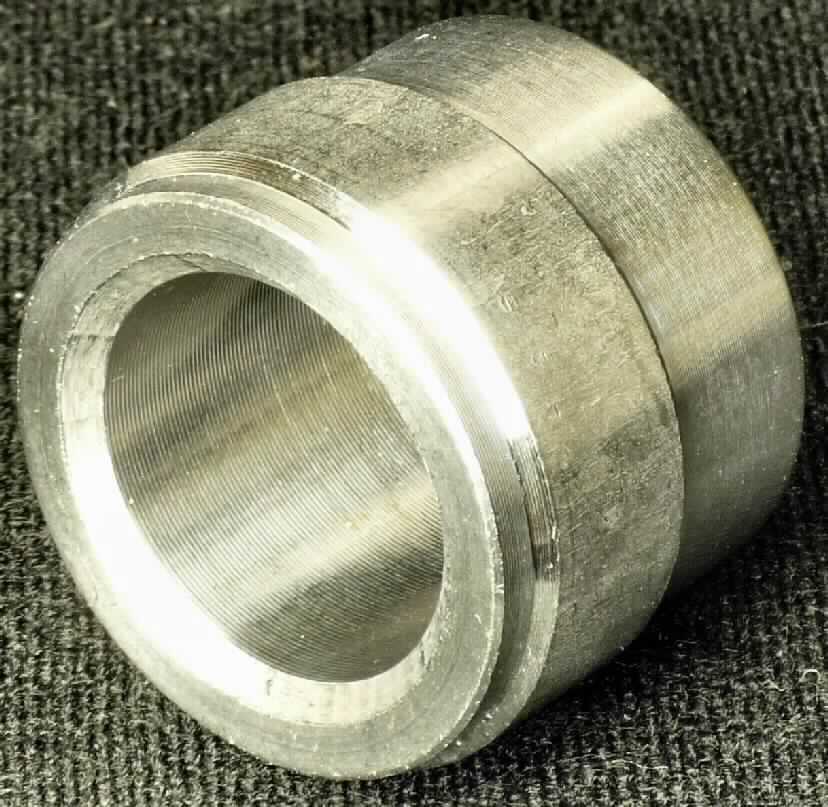 Teil des Lenkgetriebes für Kraftfahrzeuge, sog. Bracket (Winkelträger), Artikelnummer: 1004303, Foto siehe Anlage,
- zylinderförmiges Erzeugnis aus Stahl (Materialnummer: 1.0037),
- laut Antrag nicht gesenkgeschmiedet,
- in den Abmessungen: Höhe ca. 26 mm und Durchmesser ca. 33 mm,
- mit beidseitigen, unterschiedlich breiten Abfräsungen von ca. 4 mm bzw. ca. 11 mm,
- dient laut Antrag im gehefteten (geschweißten) Zustand als Träger zur Befestigung
  der kompletten Lenkung im Kraftfahrzeug,
- erkennbares Teil des Lenkgetriebes für PKW,
- aufgrund der Befestigungsfunktion kein Rohrverbindungsstück der Position 7307.

"Teile für Kraftfahrzeuge der Position 8703, Teil eines Lenkgetriebes, nicht für die industrielle Montage, nicht aus gesenkgeschmiedetem Stahl"