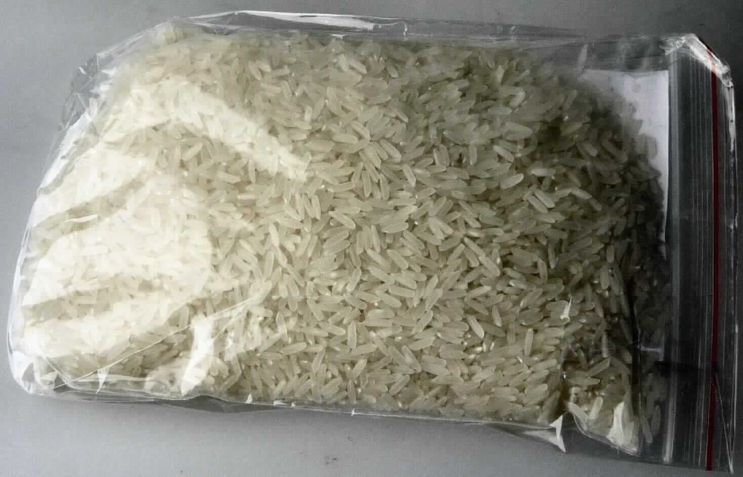 Langkornreis

Antragsangaben (als zutreffend unterstellt): Jasminreis, weiß aus Vietnam, 5 % Bruch. Unmittelbare Umschließung: 20 kg Sack.

Äußere Beschaffenheit der vorgelegten Warenprobe:
Augenscheinlich handelt es sich um eine Mischung aus langkörnigen, vollständig geschliffenen Reiskörnern, nicht parboiled und Bruchreis. Geruchlich entspricht der Reis einem Duftreis.
Augenscheinlich ist der Reis weder vorgekocht noch gegart, besitzen die Körner eine Länge von deutlich mehr als 6,0 mm und ein Verhältnis der Länge zur Breite von 3 oder mehr und beträgt der Gehalt an vollständig geschliffenen, ganzen Reiskörnern mindestens 90 GHT. 

Reis, vollständig geschliffen, auch poliert, anderer als parboiled, langkörnig, mit einem Verhältnis der Länge zur Breite von 3 oder mehr, in unmittelbaren Umschließungen mit einem Gewicht des Inhalts von mehr als 5 kg bis 20 kg.