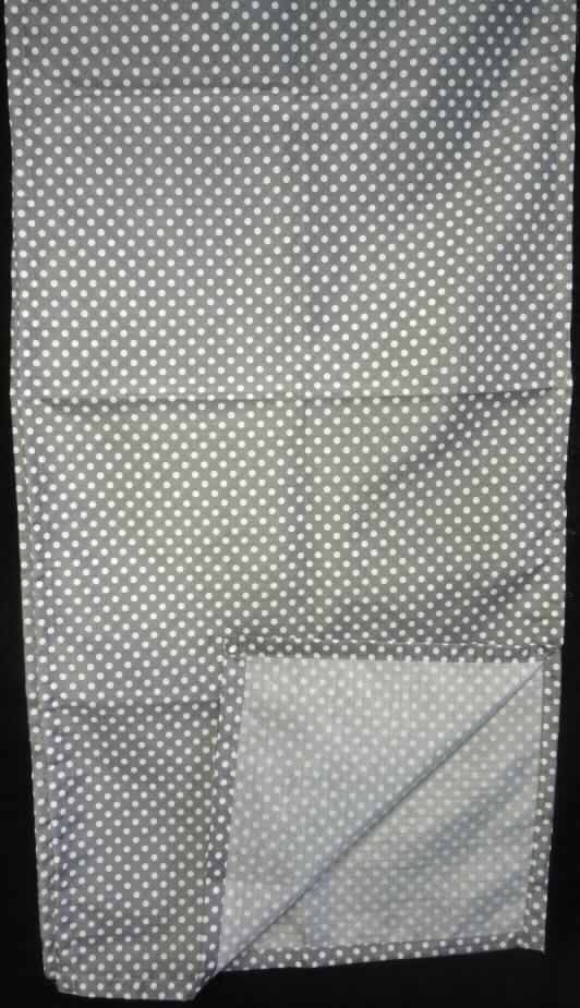 Tischwäsche, sog. Tischläufer, Foto siehe Anlage,
- aus 0,2 mm dicken, bedruckten Geweben aus laut Antrag 80 % Polyester (synthetische Chemiefasern)
  und 20 % Baumwolle, 
- in den Abmessungen: ca. 180 cm x 40 cm,
- an den Rändern durch Umschlagen und Festnähen gesäumt (somit konfektioniert),
- kann als sog. Tischläufer auf die Mitte des Tisches gelegt werden,
- wird üblicherweise gewaschen und kennzeichnet sich nach Verwendungszweck
  und Materialbeschaffenheit als Tischwäsche (somit keine Ware zur Innenausstattung der Position 6304).

"Tischwäsche, aus Geweben, aus Chemiefasern"