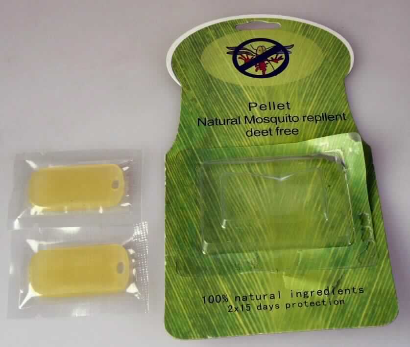 Angaben:
Moskito-Repellent, Nachfüllpack für das Moskito-Frei-Band und den Moskito-Frei-Clip, auf der Grundlage natürlicher Öle.

Feststellungen:
Zwei hellgelbe, biegsame Scheiben (ca. 2 x 4 x 0,4 cm) mit abgerundeten Ecken und einem Loch an einer kurzen Seite, einzeln in Klarsichtfolie eingeschweißt und zusammen in einer zweiten Umverpackung für den Einzelverkauf aufgemacht. Die Packung ist u. a. mit der Bezeichnung "Mosquito repellent pellet" und "100% natural ingredients" beschriftet. Die Scheiben riechen intensiv nach Zitrusfrüchten.

Befund:
Insektizide, in Formen oder Aufmachungen für den Einzelverkauf oder als Zubereitung oder Waren, andere