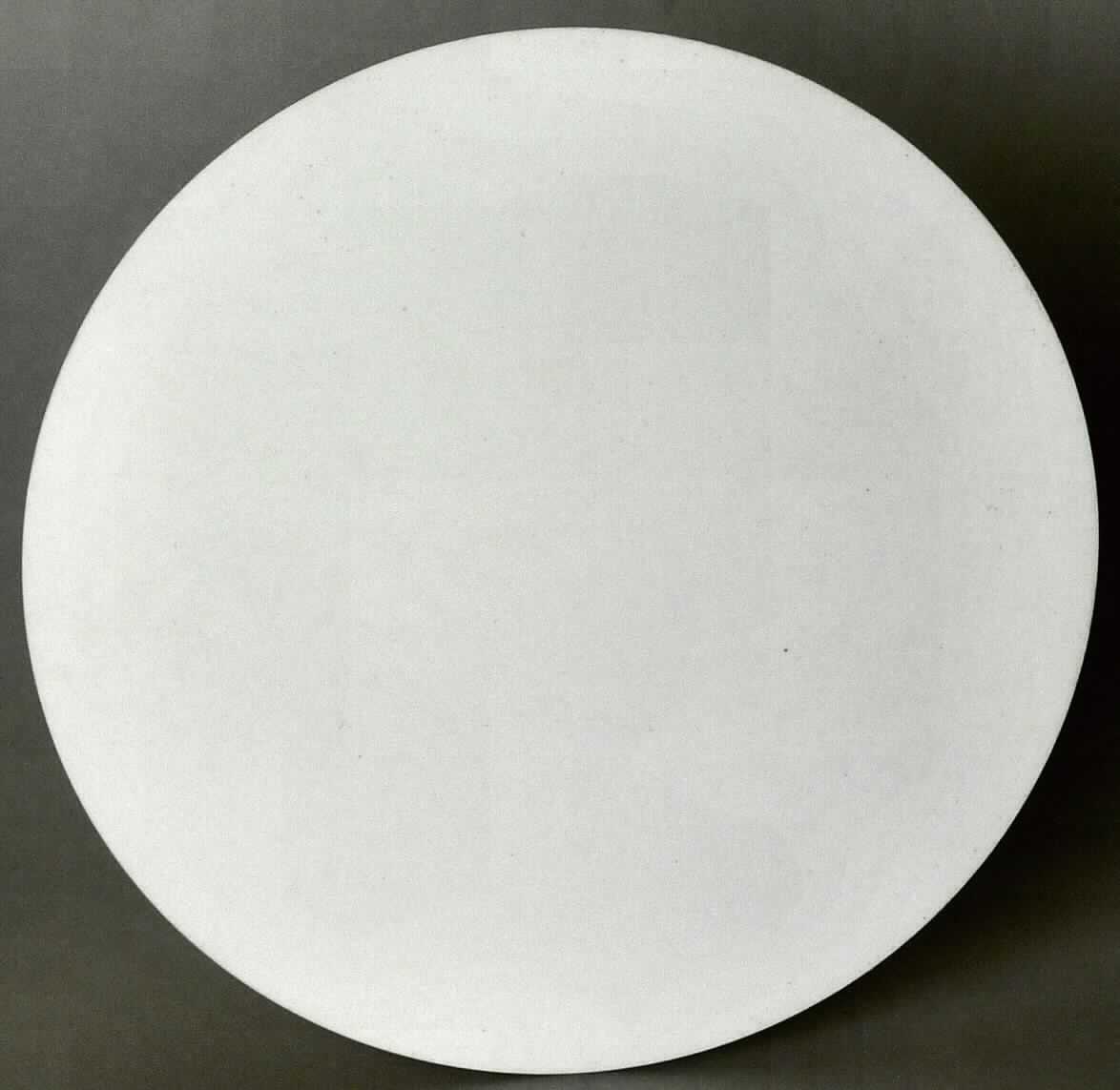Es handelt sich um aus Aluminium gefertigte, runde, ca. 0,5 mm dicke Bleche, die auf der Oberseite mit einer Polyesterbeschichtung (Kunststoff) versehen sind. Die Erzeugnisse können auf der Schauseite noch bedruckt werden und sind mit einer abziehbaren Schutzfolie versehen. Die Erzeugnisse dienen als Ersatzplatten für Geschenkdosen (nicht Gegenstand dieser vZTA).
Durchmesser: ca. 147 mm
-Antragstellerangaben-

Abbildung siehe Anlage.

Derartige Erzeugnisse gehören als "andere Bleche aus Aluminium, mit einer Dicke von mehr als 0,2 mm, aus nicht legiertem Aluminium, nicht für bestimmte Luftfahrzeuge" zur Codenummer 7606 9100 90 0 des Zolltarifs.